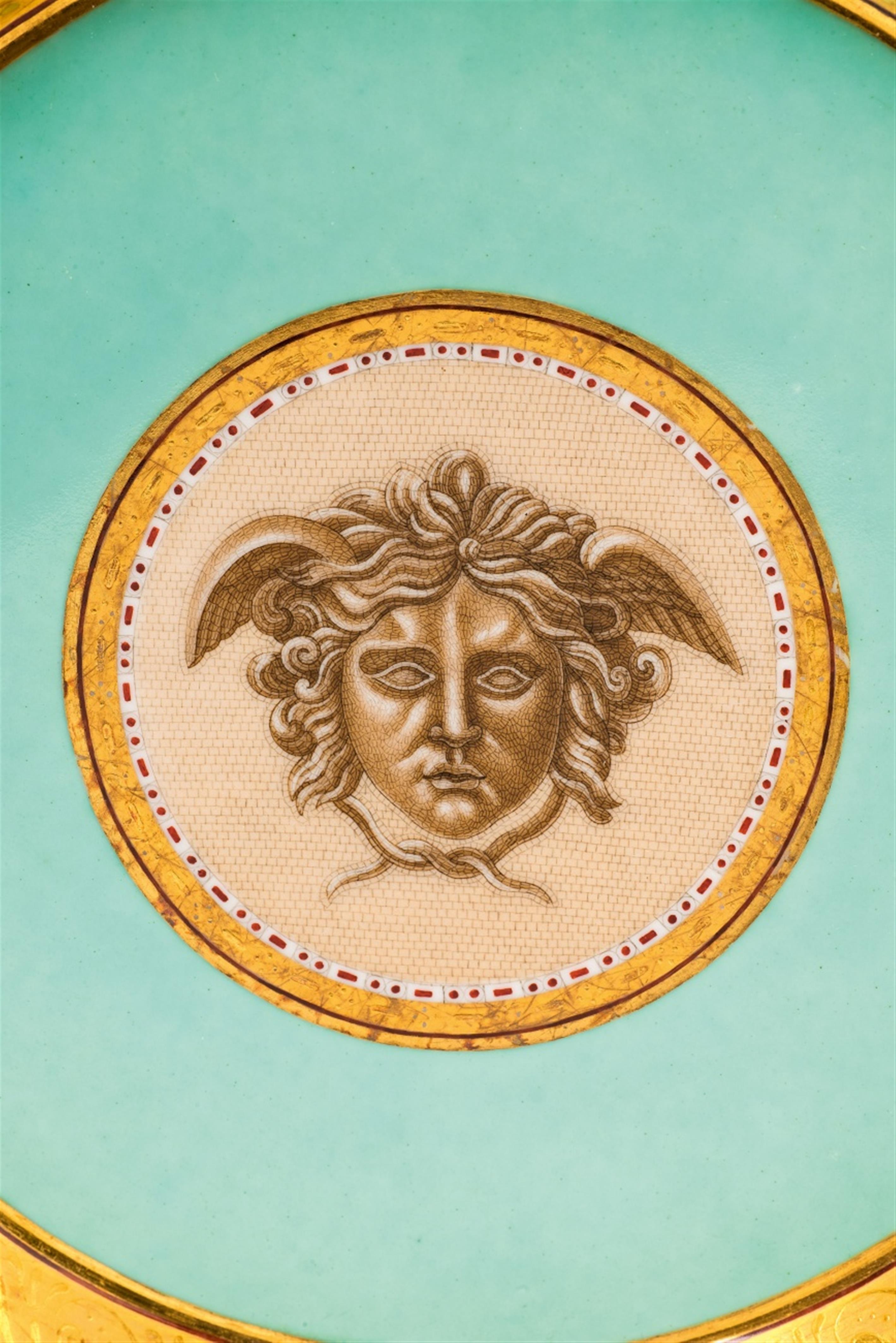 Teller mit Medusenhaupt in Mikromosaikmalerei - image-2