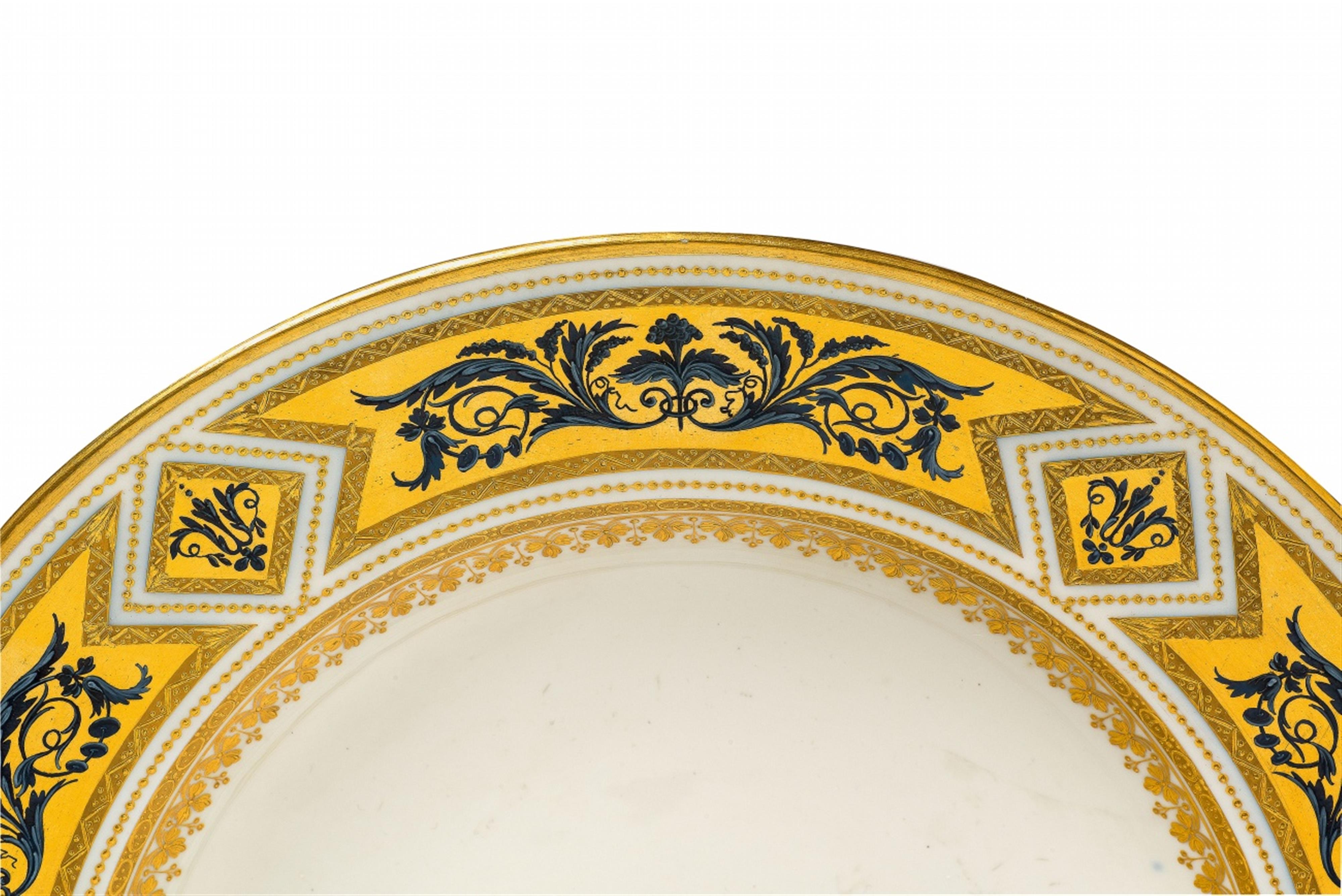 A Vienna porcelain plate with arabesque decor - image-2