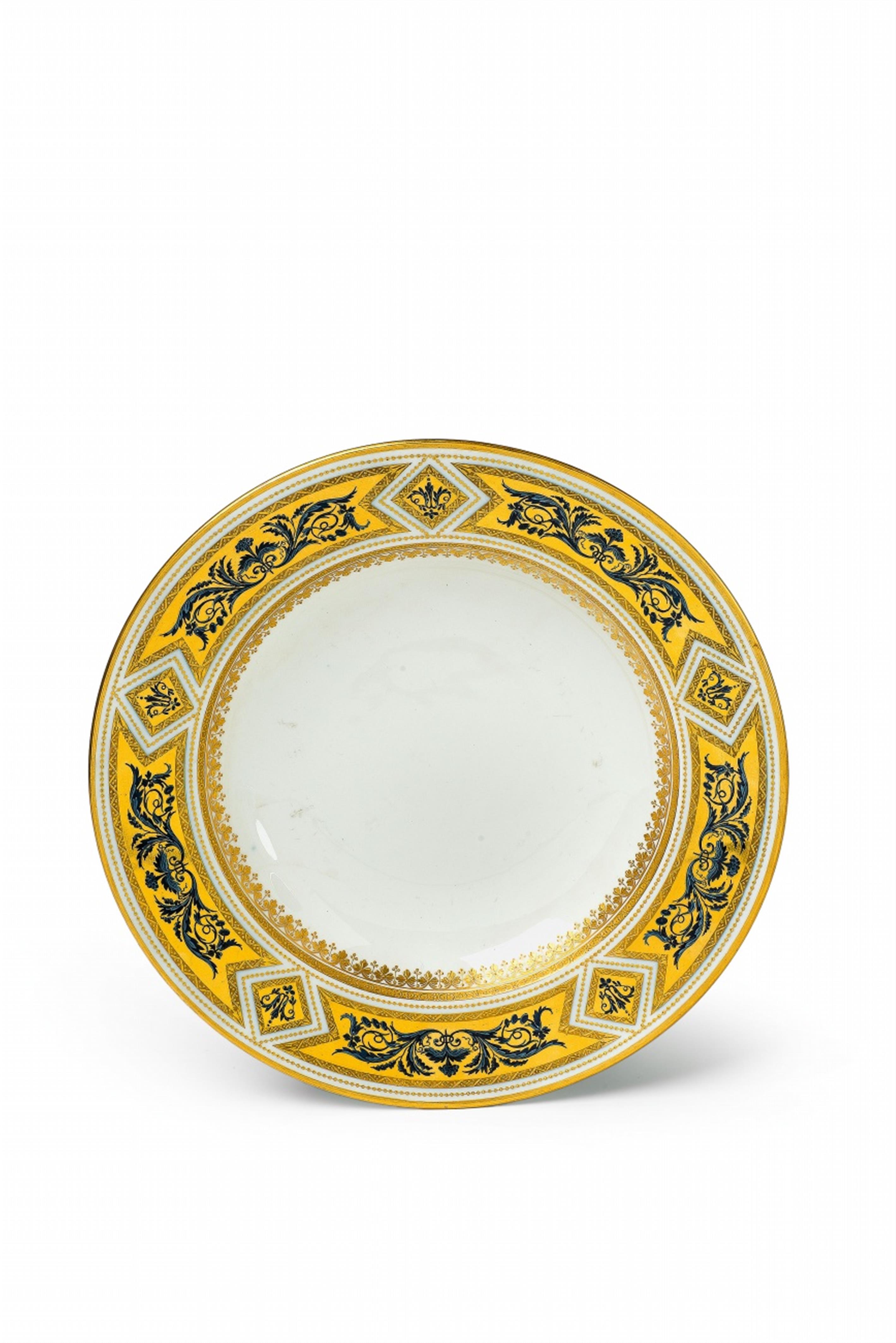A Vienna porcelain plate with arabesque decor - image-1