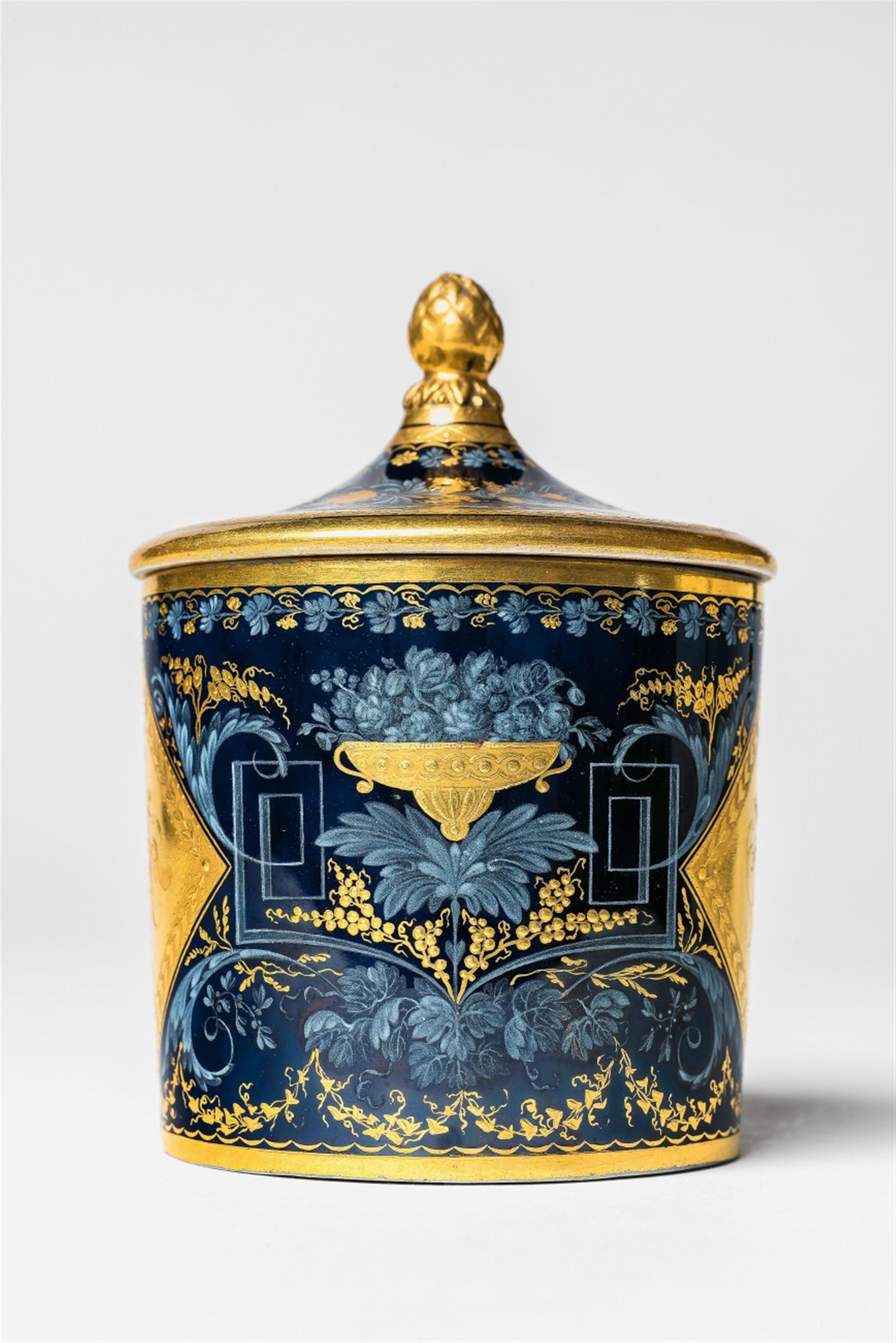 A Vienna porcelain cup and cover with arabesques - image-2