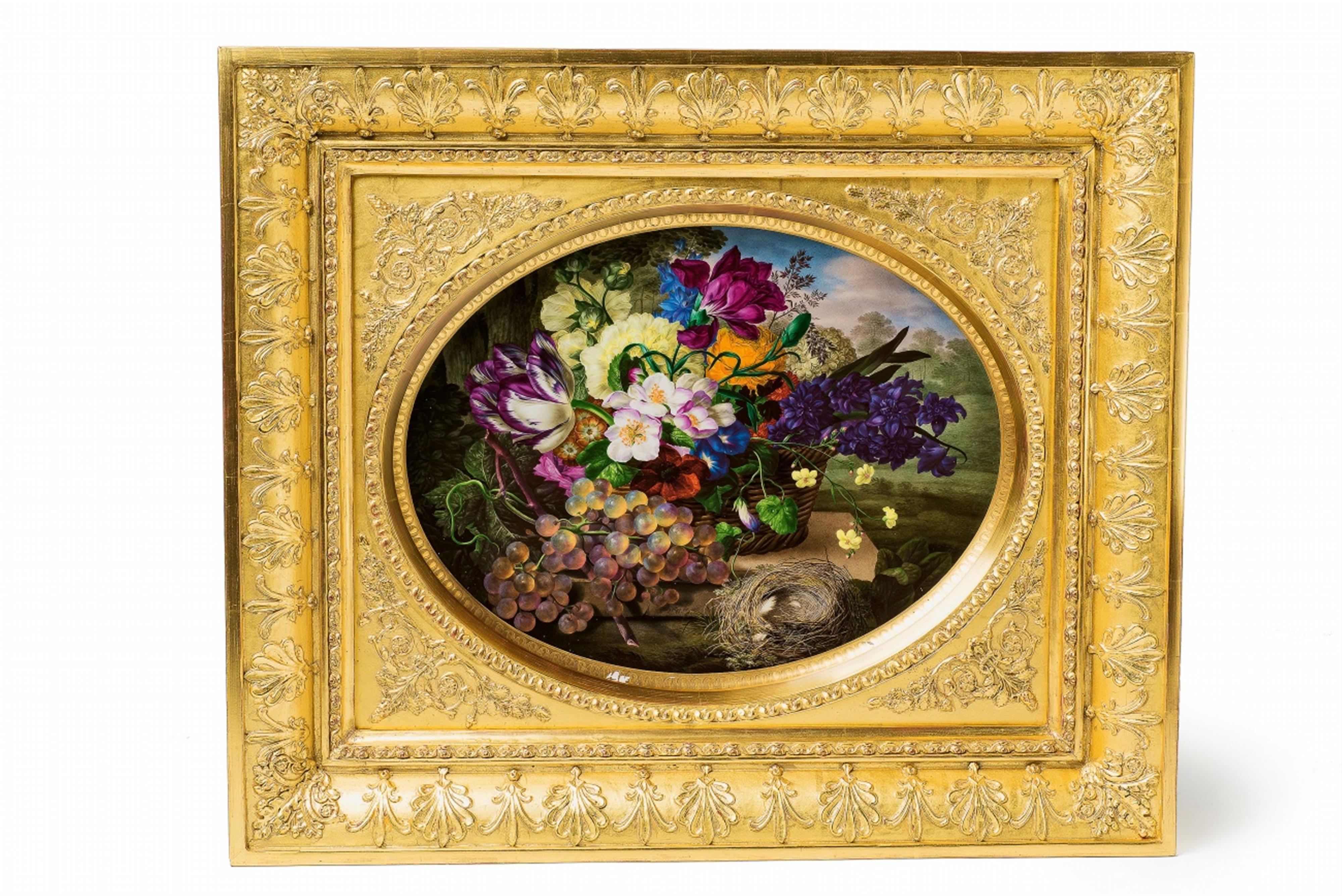 Signiertes Tablett mit Blumenkorb, Trauben und Vogelnest - image-4