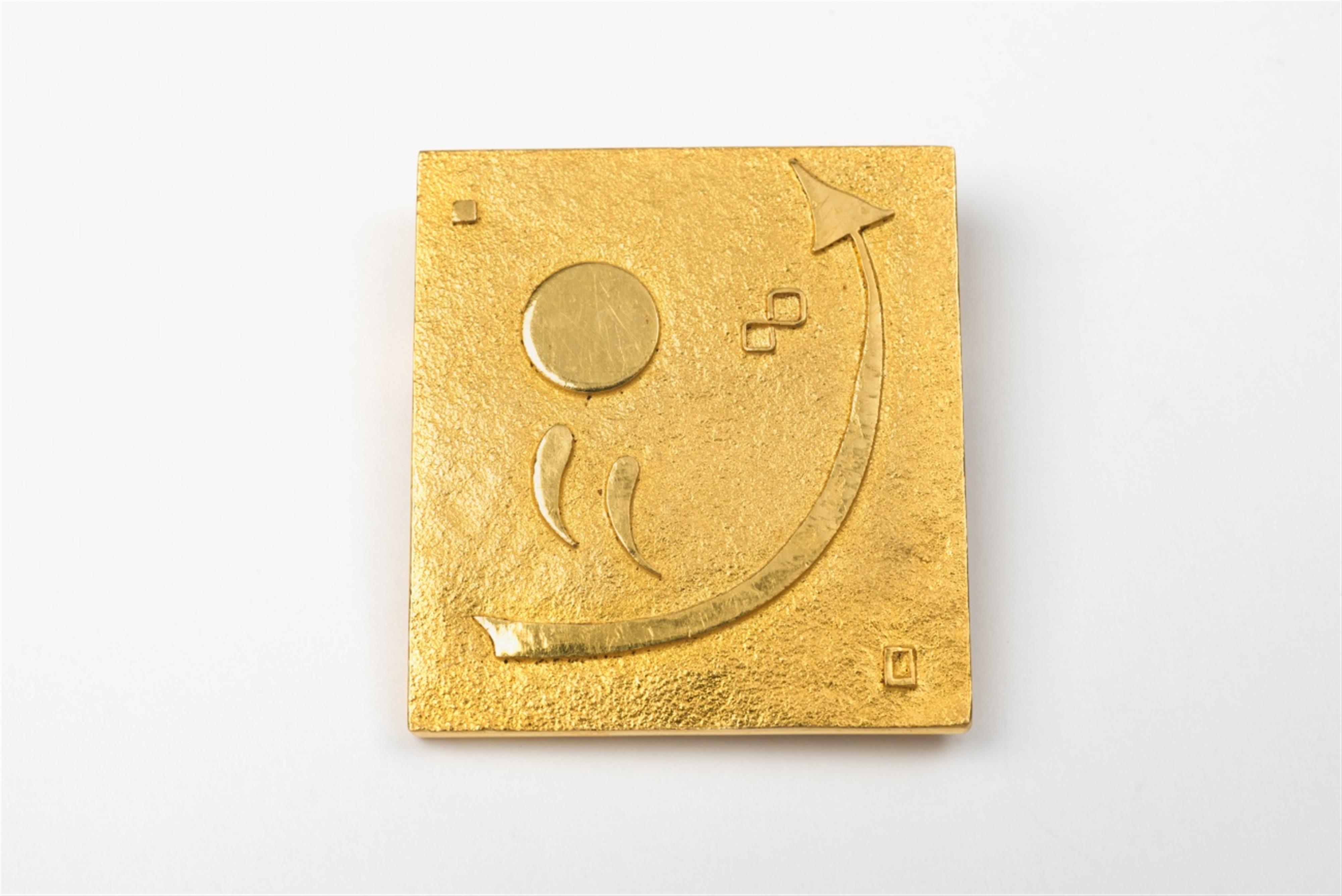 A gold brooch "Dreissig" - image-1