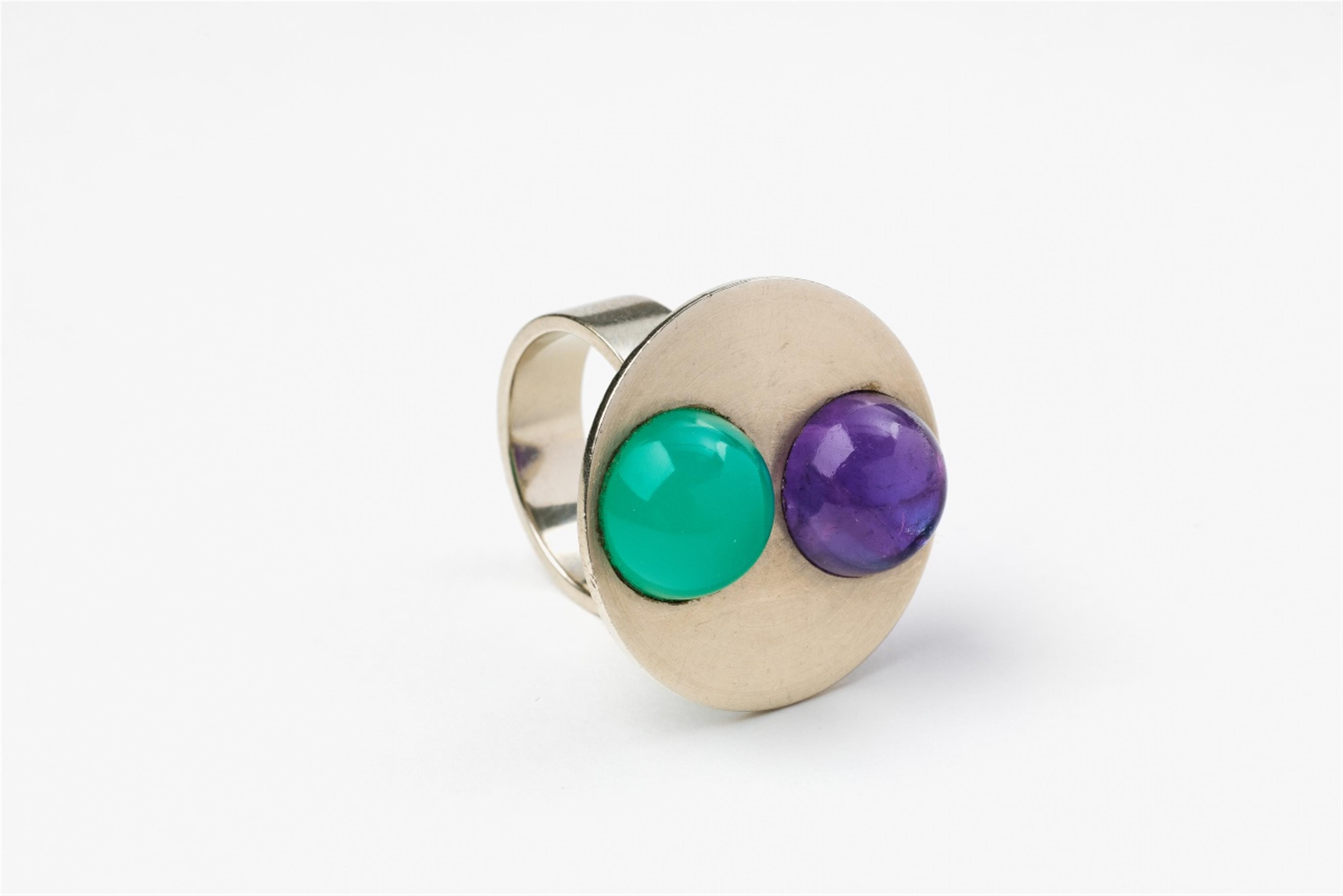 An 18k white gold and coloured stone kinetic ring - image-1