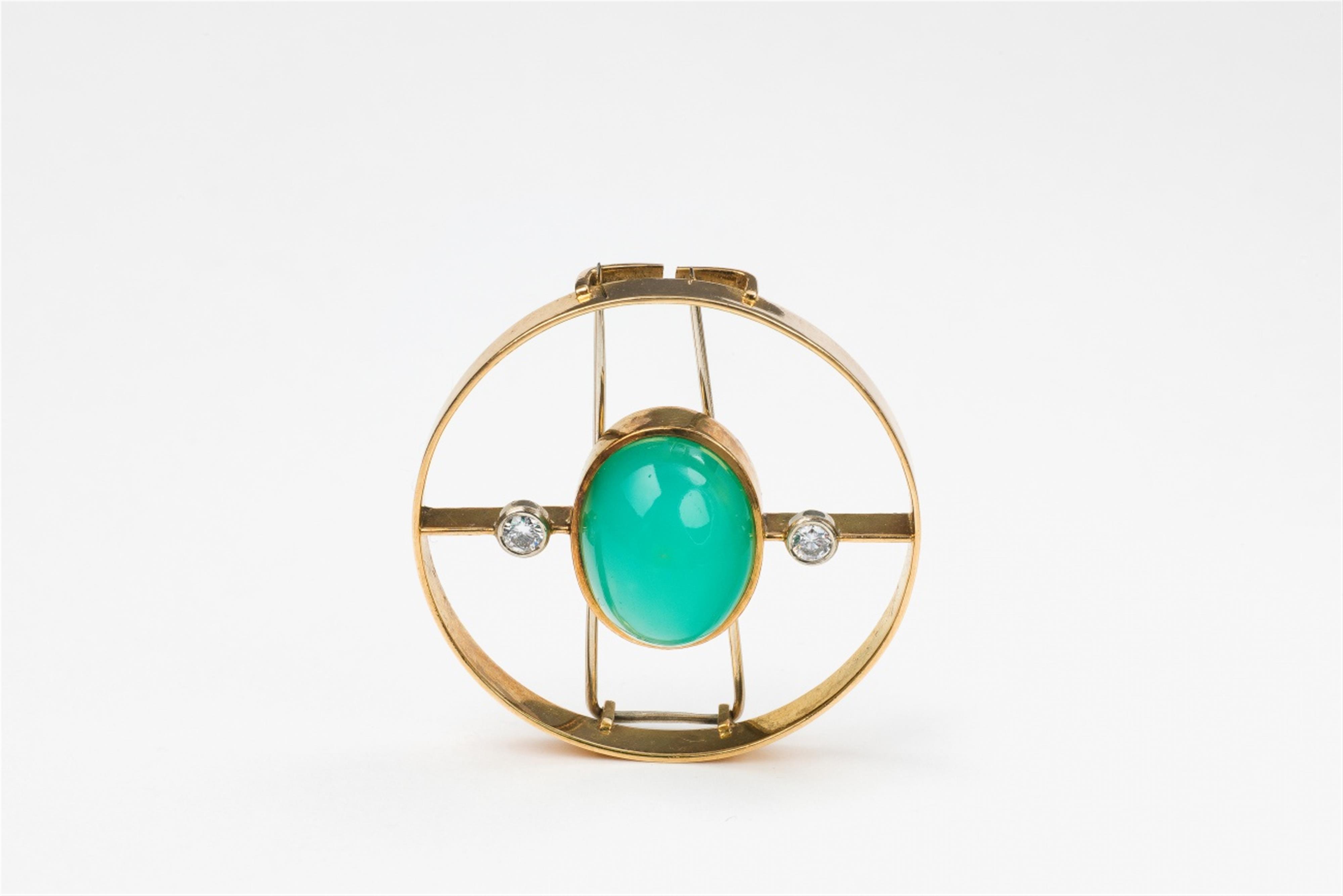 An 18k gold and chrysoprase brooch - image-1