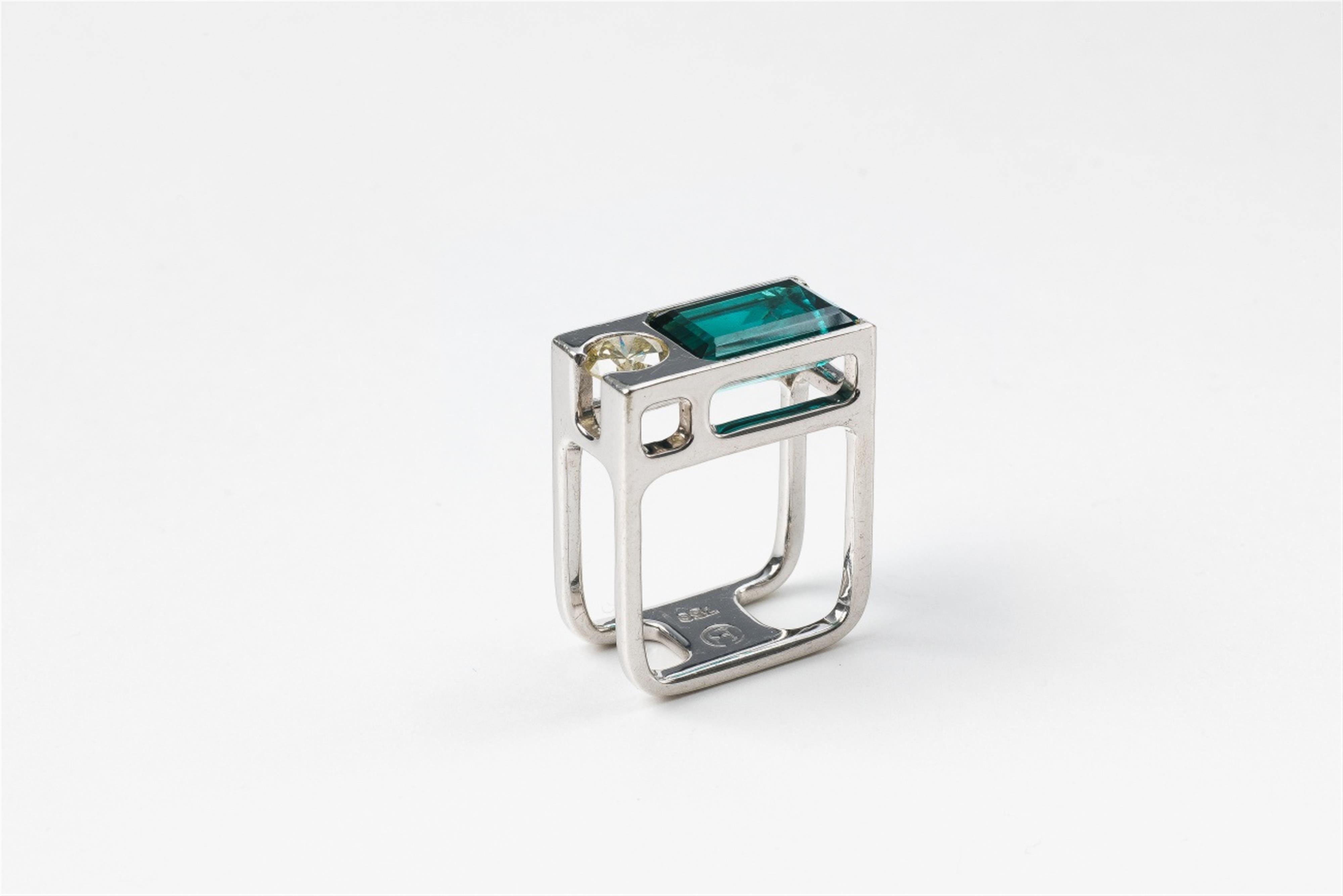 An 18k white gold and tourmaline ring - image-1