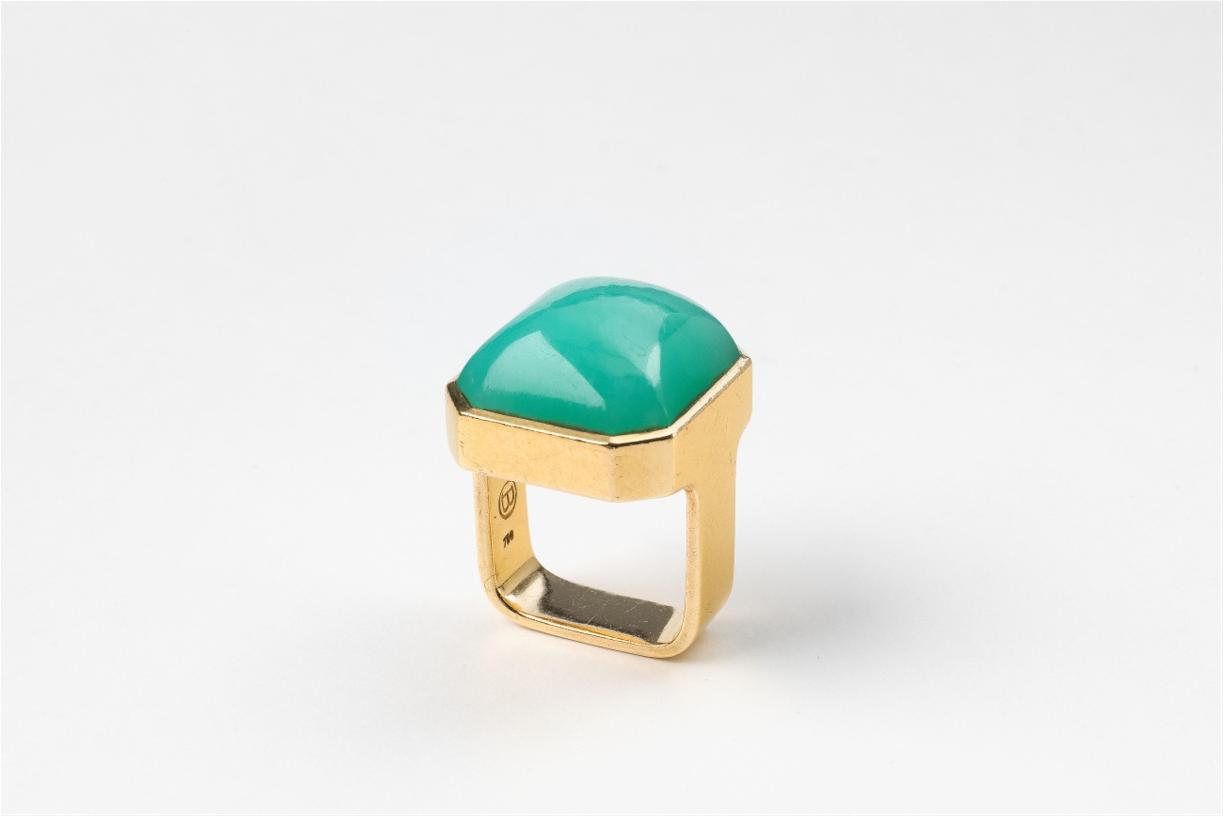 An 18k gold and chrysoprase ring - image-1