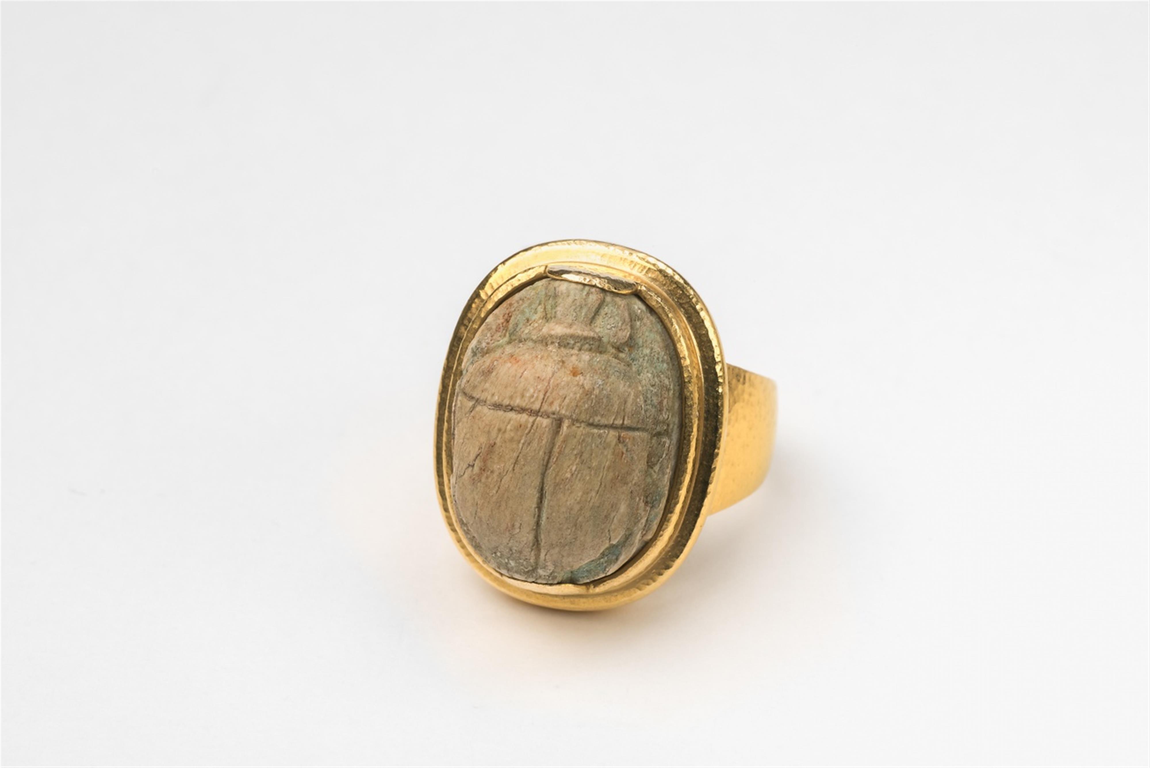 A 21k gold ring with a Ramesside scarab amulet - image-1