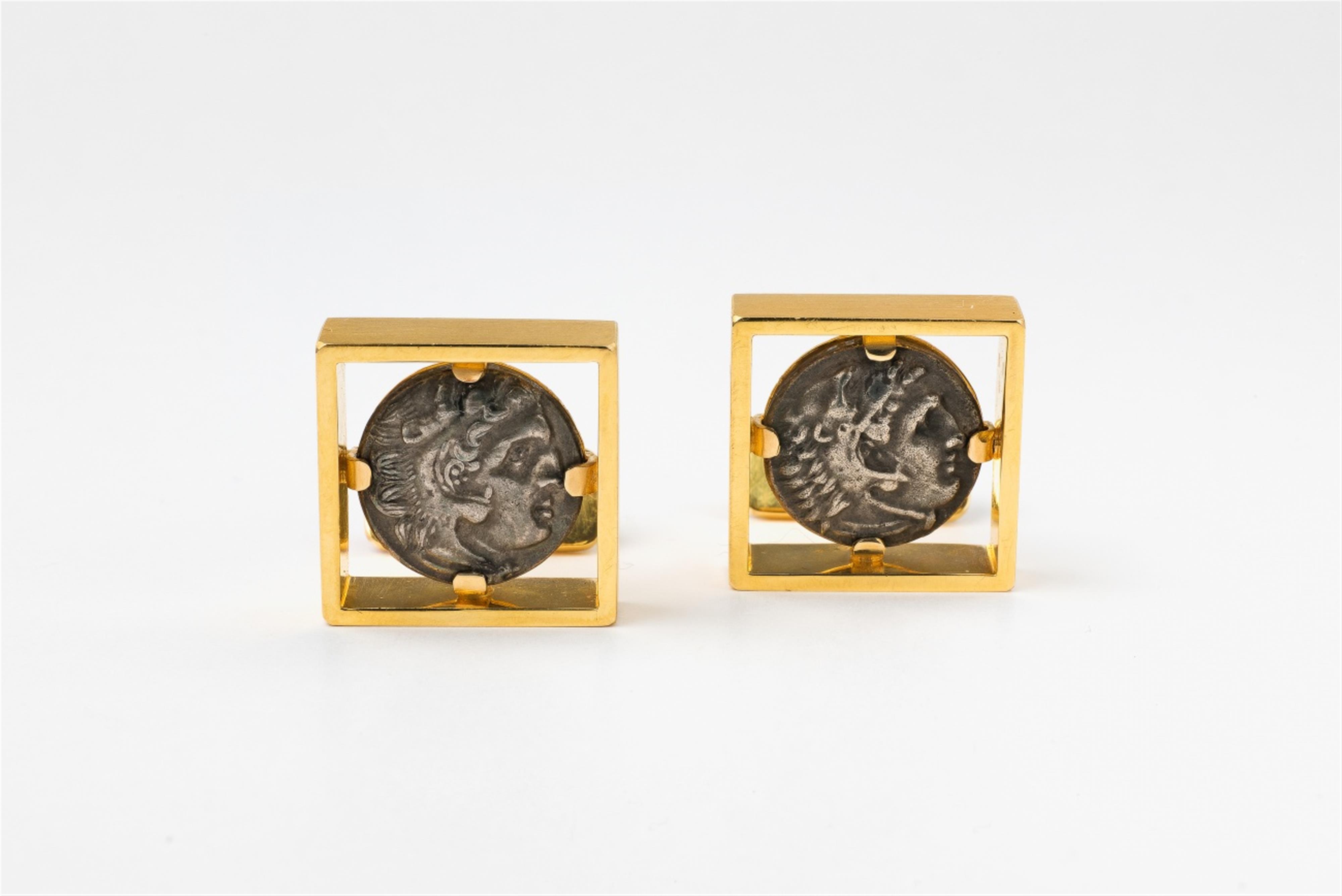 A pair of 18k gold cufflinks with ancient Roman coins - image-1