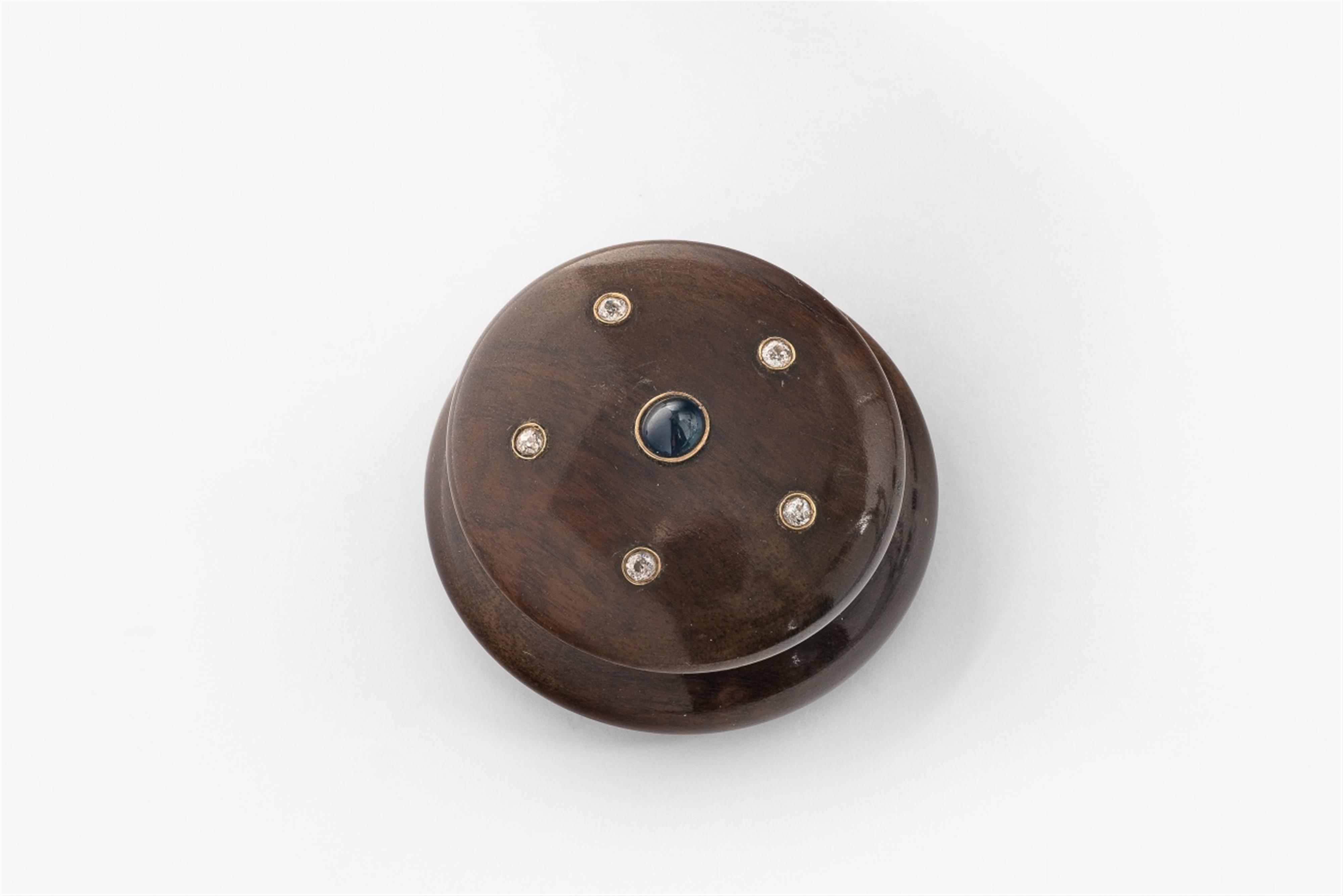 A jewelled Amaranth pill box - image-1