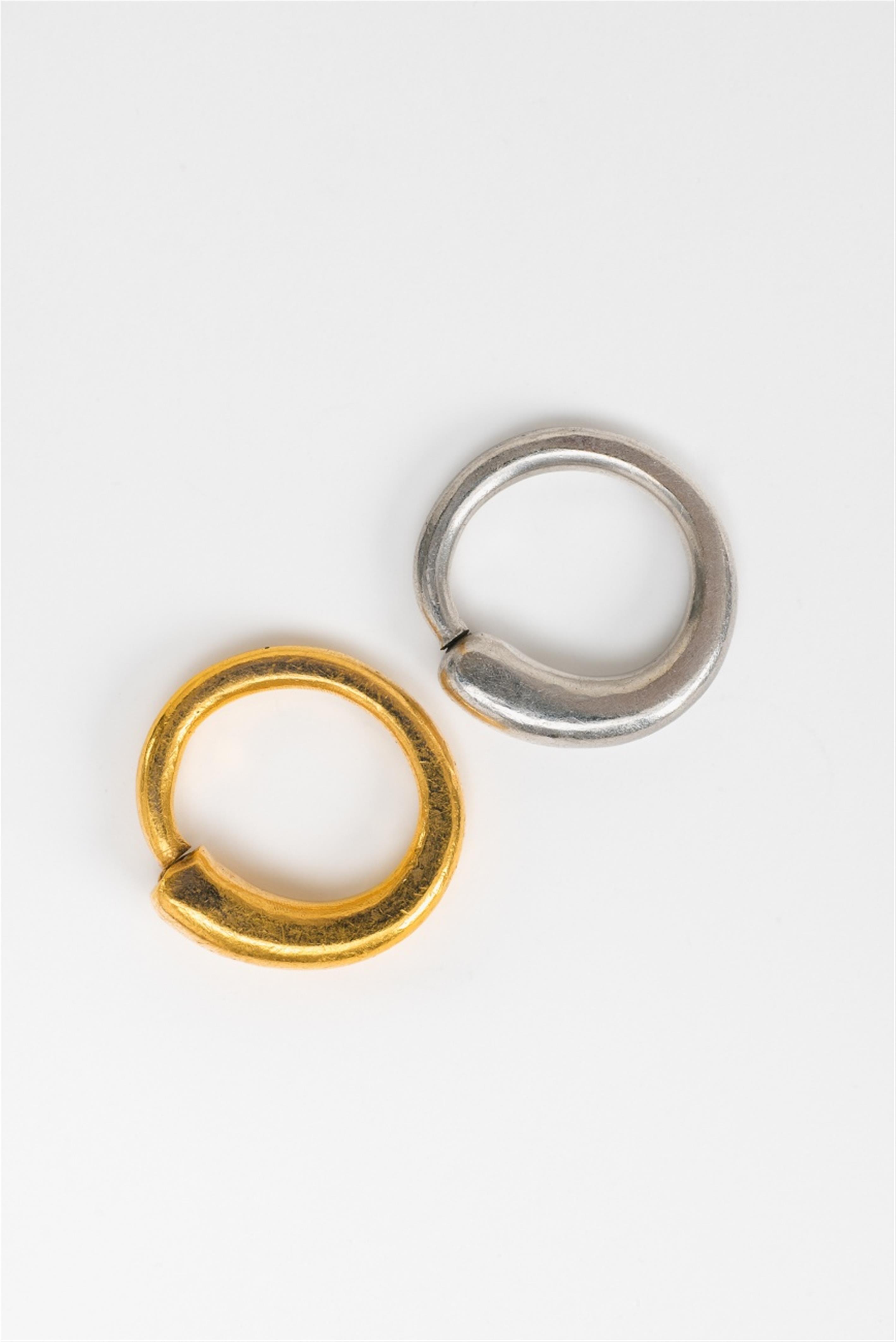Two platinum/18 kt gold snake rings - image-2