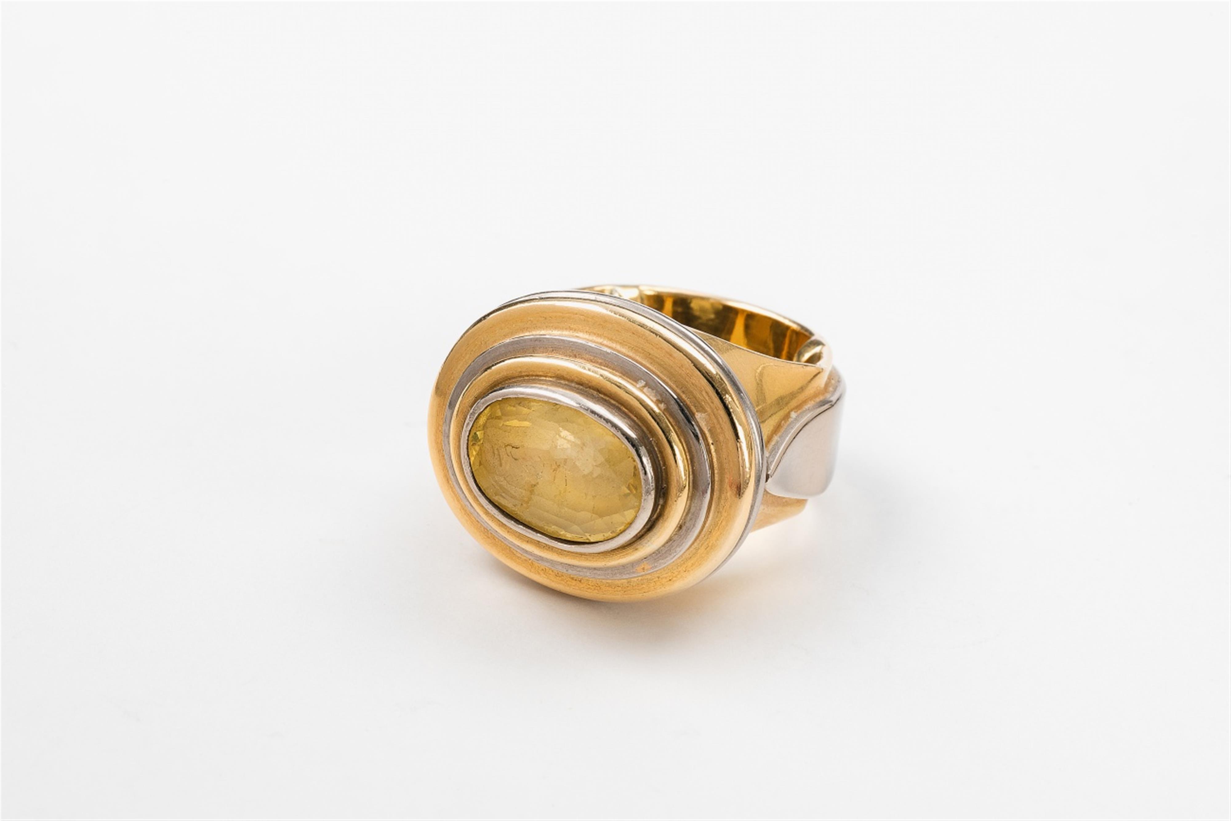 An 18k gold ring with a yellow sapphire - image-1