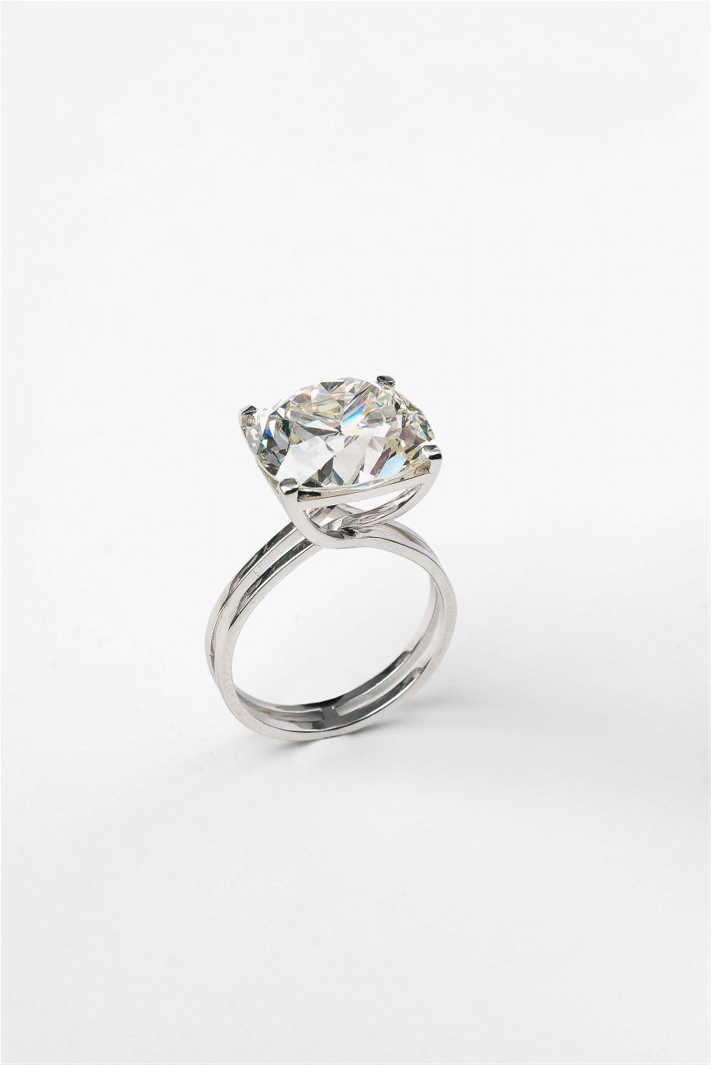 An 18k white gold diamond solitaire ring - image-4