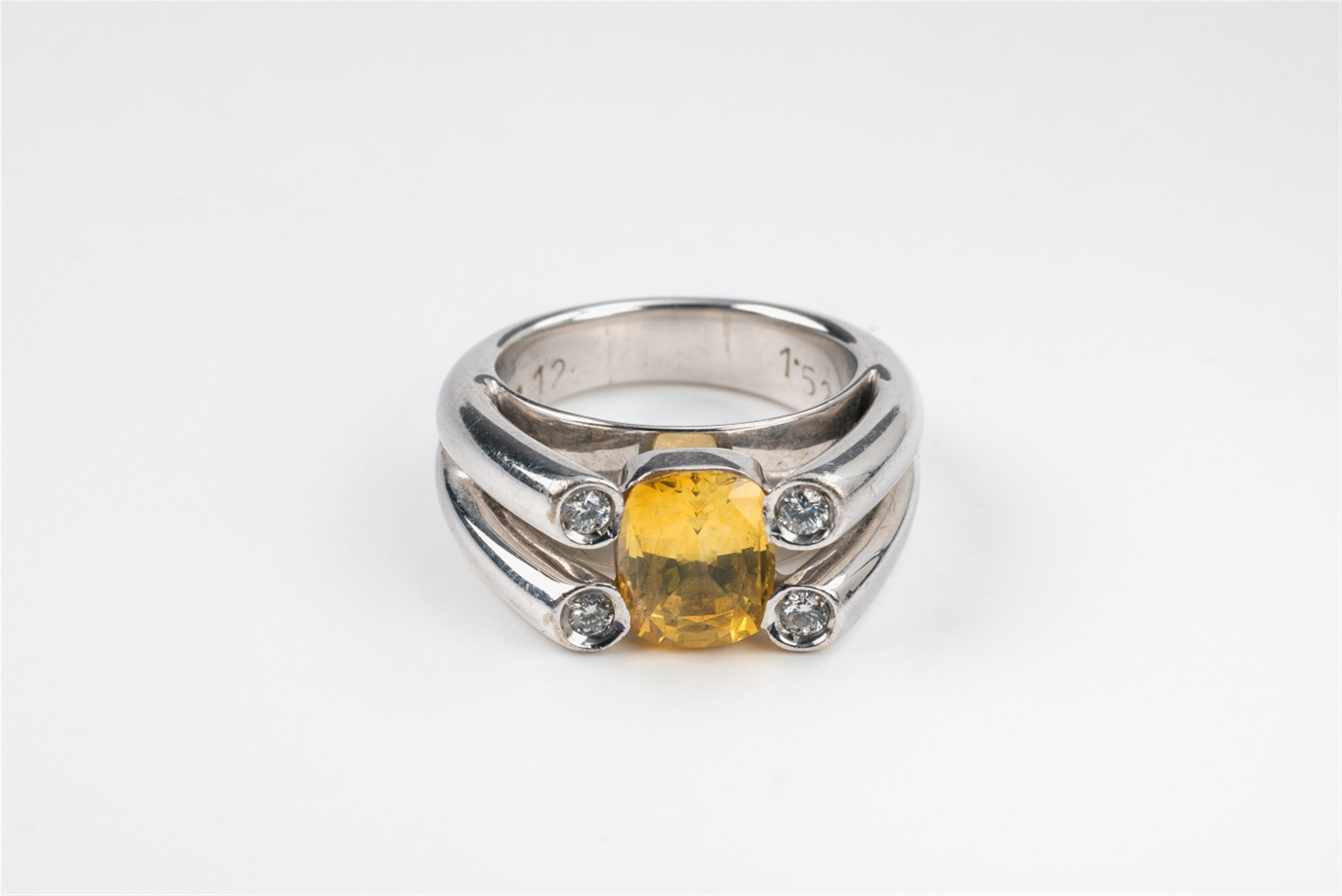An 18k white gold diamond and yellow sapphire ring - image-1