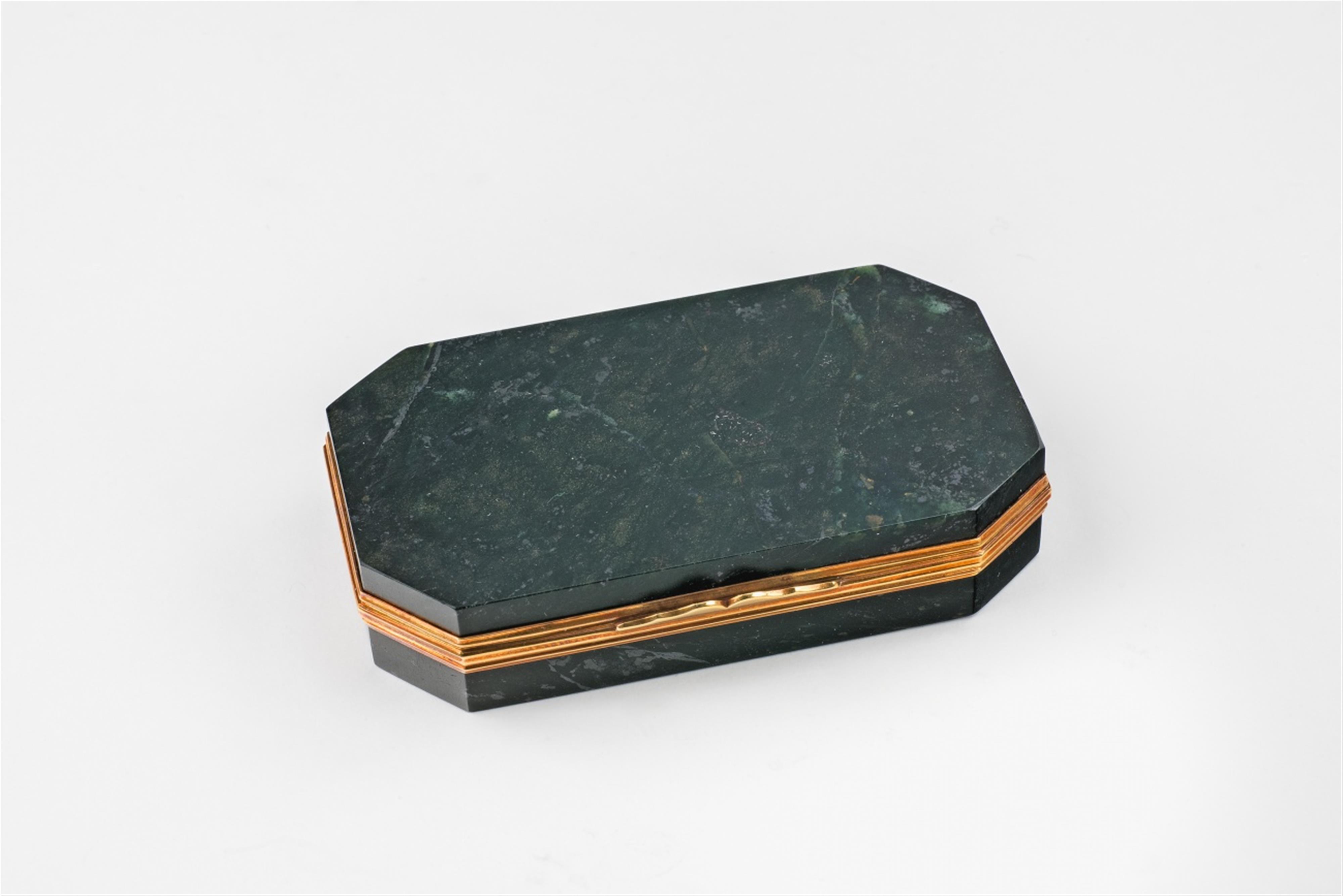 An 18k gold mounted hardstone snuff box - image-1