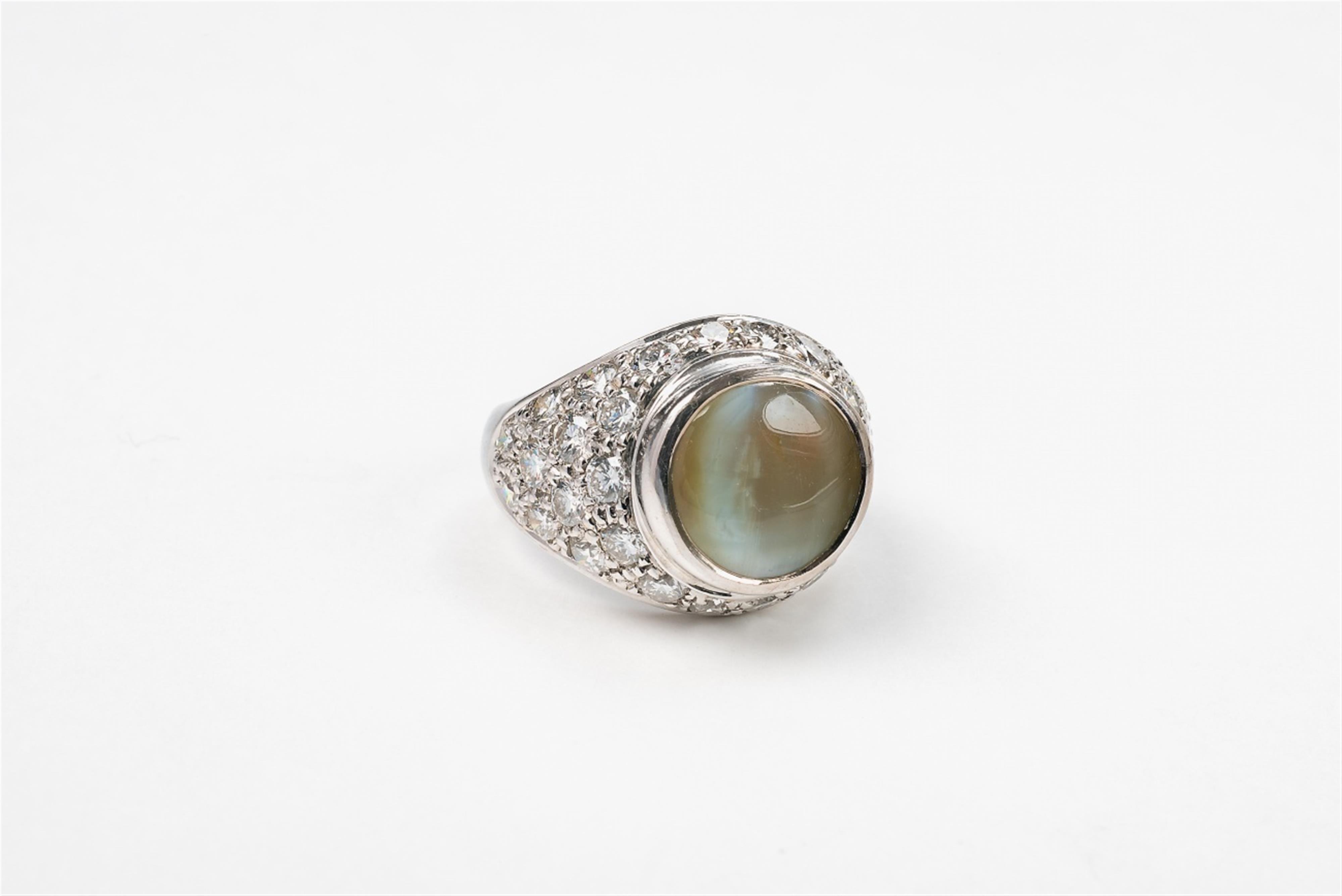 An 18k white gold and chrysoberyll cat's eye ring - image-1