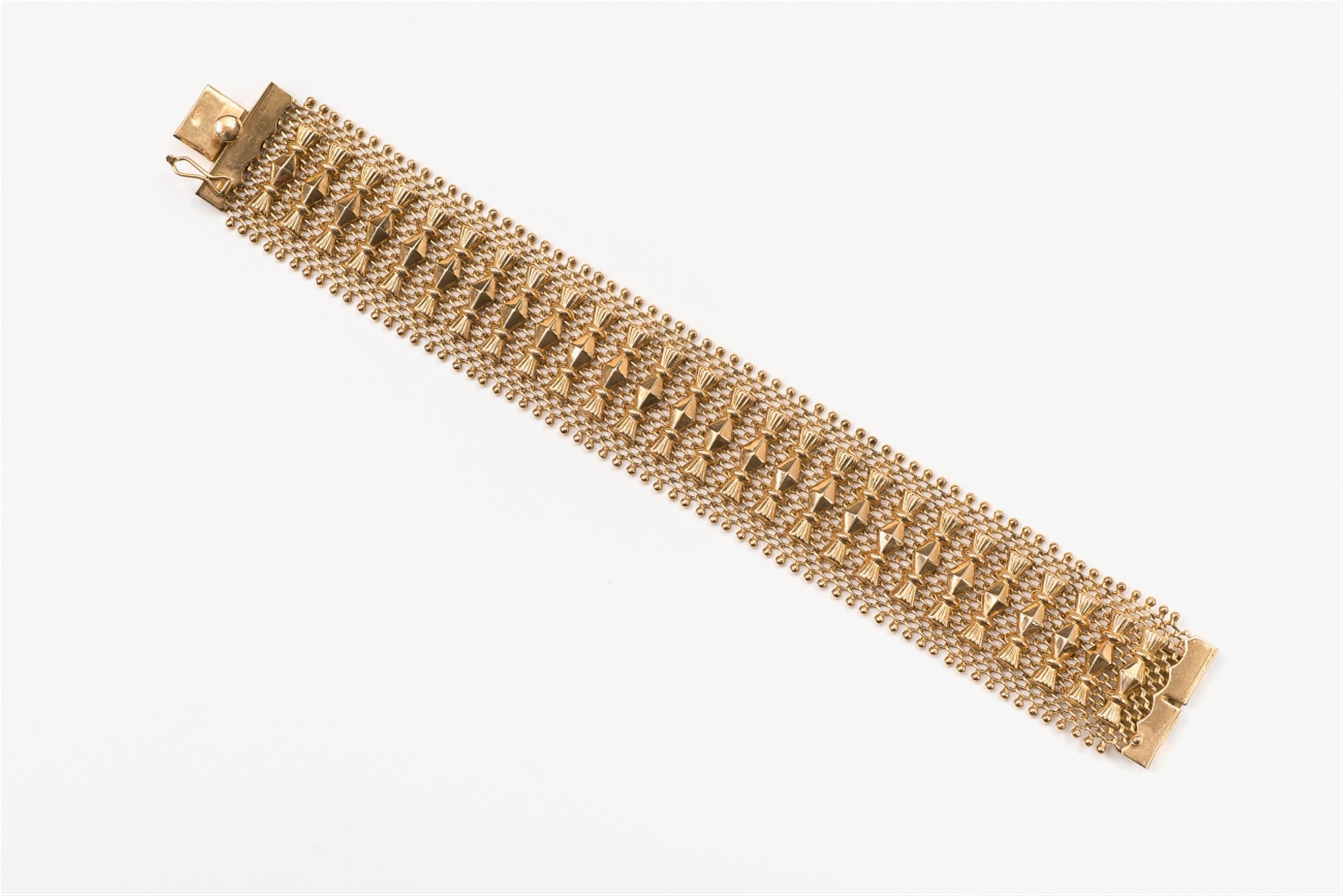 A delicate 18k gold bracelet - image-1