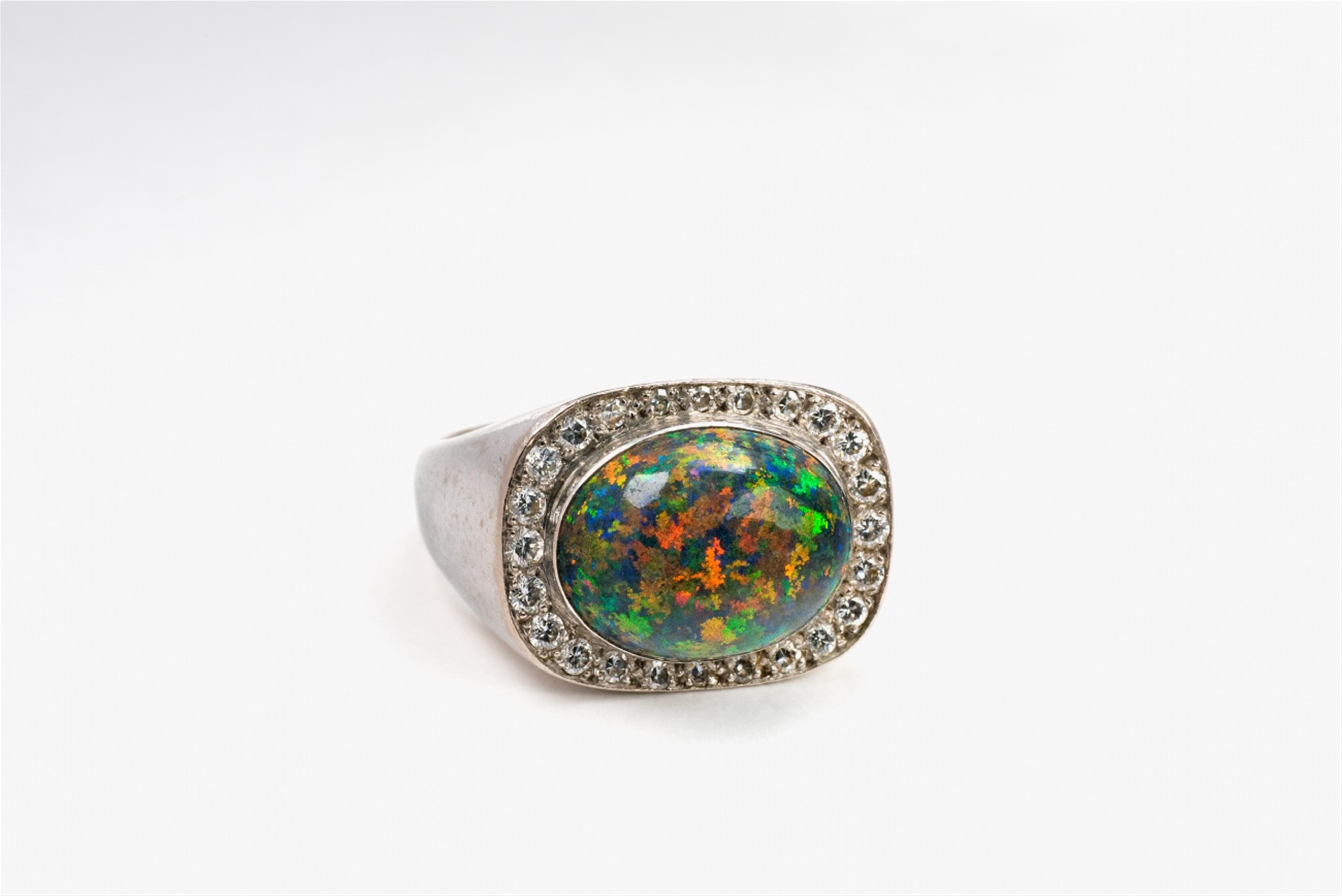 An 18k white gold and opal ring - image-1