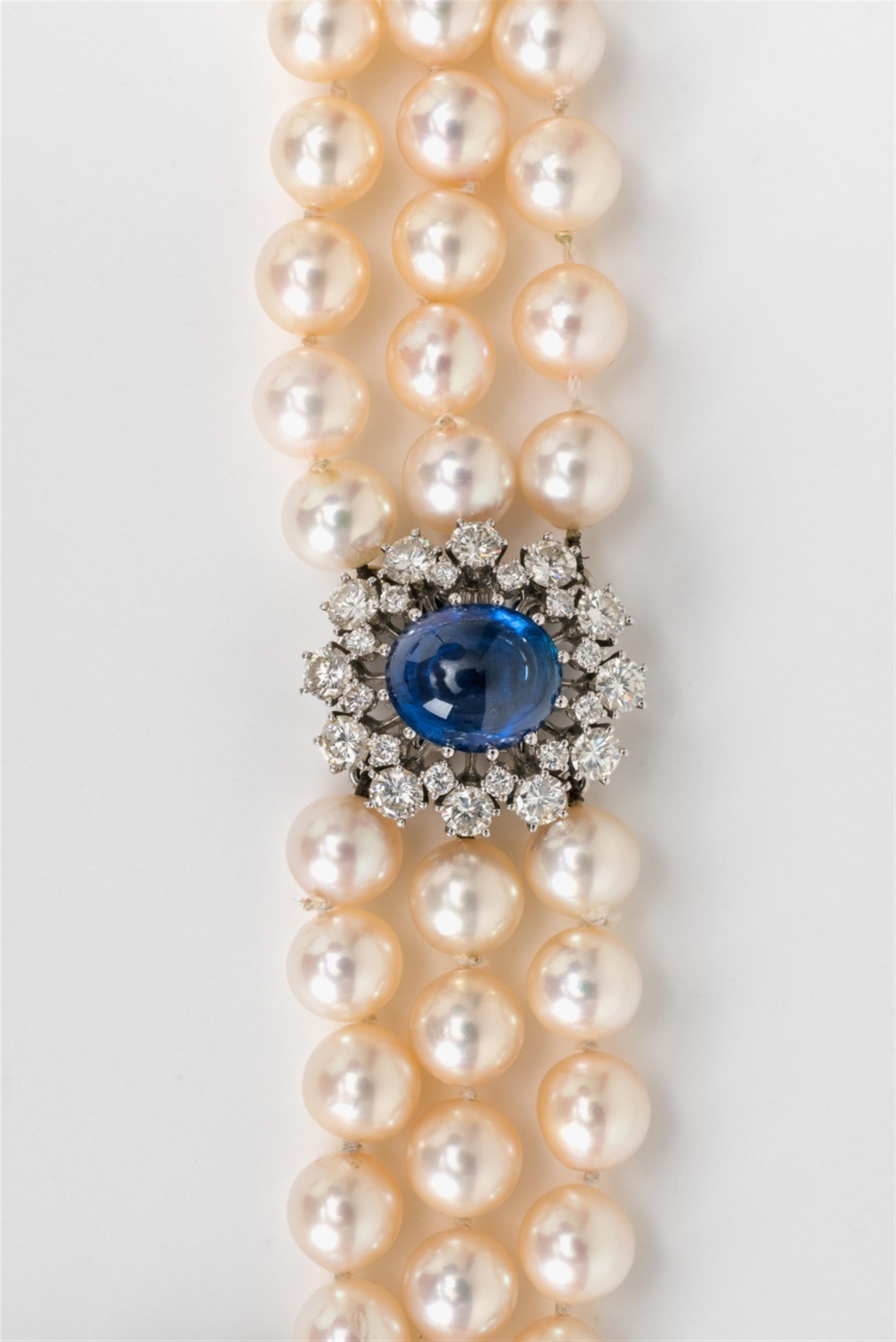 An 18k white gold and pearl necklace with a sapphire clasp - image-2