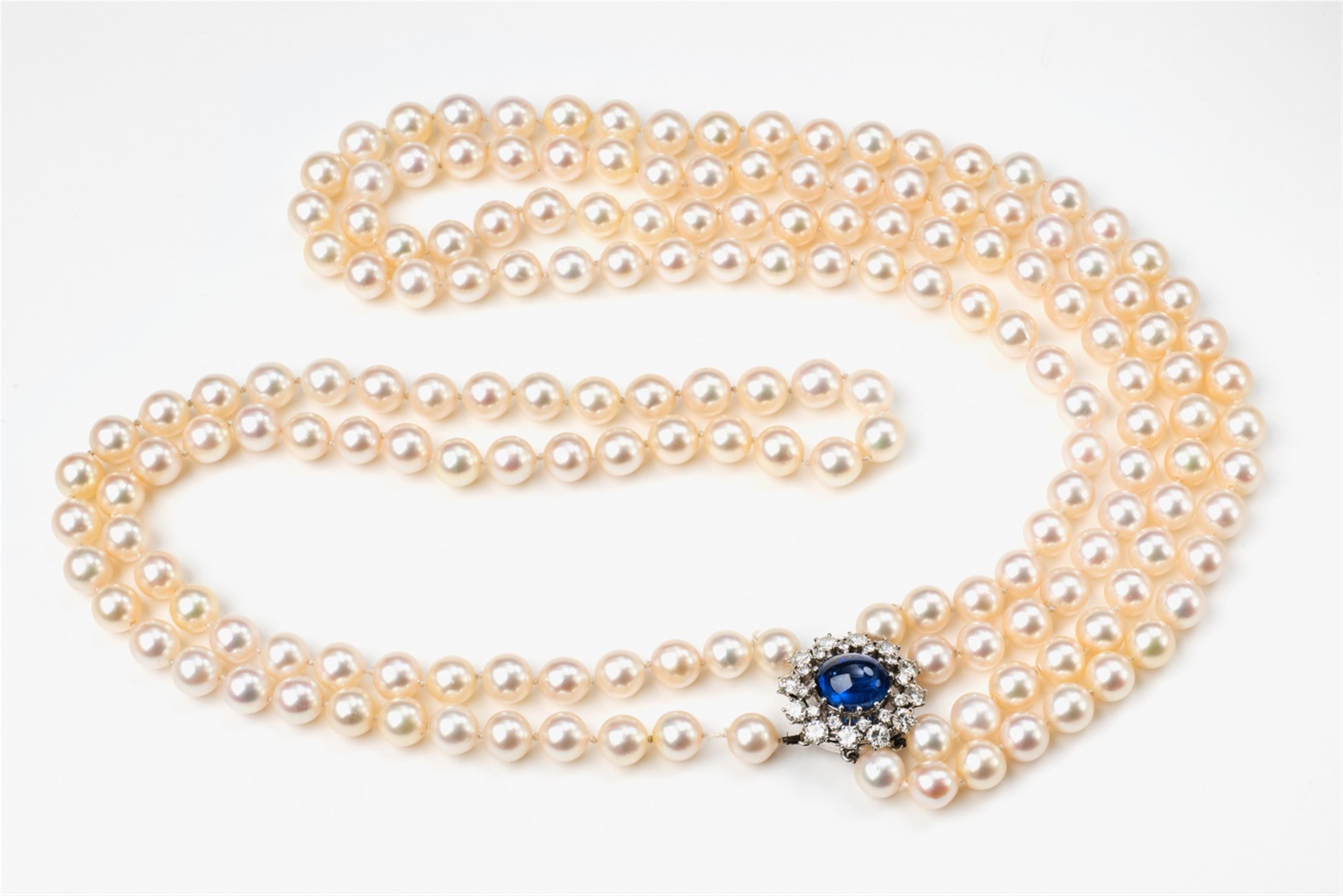 An 18k white gold and pearl necklace with a sapphire clasp - image-1