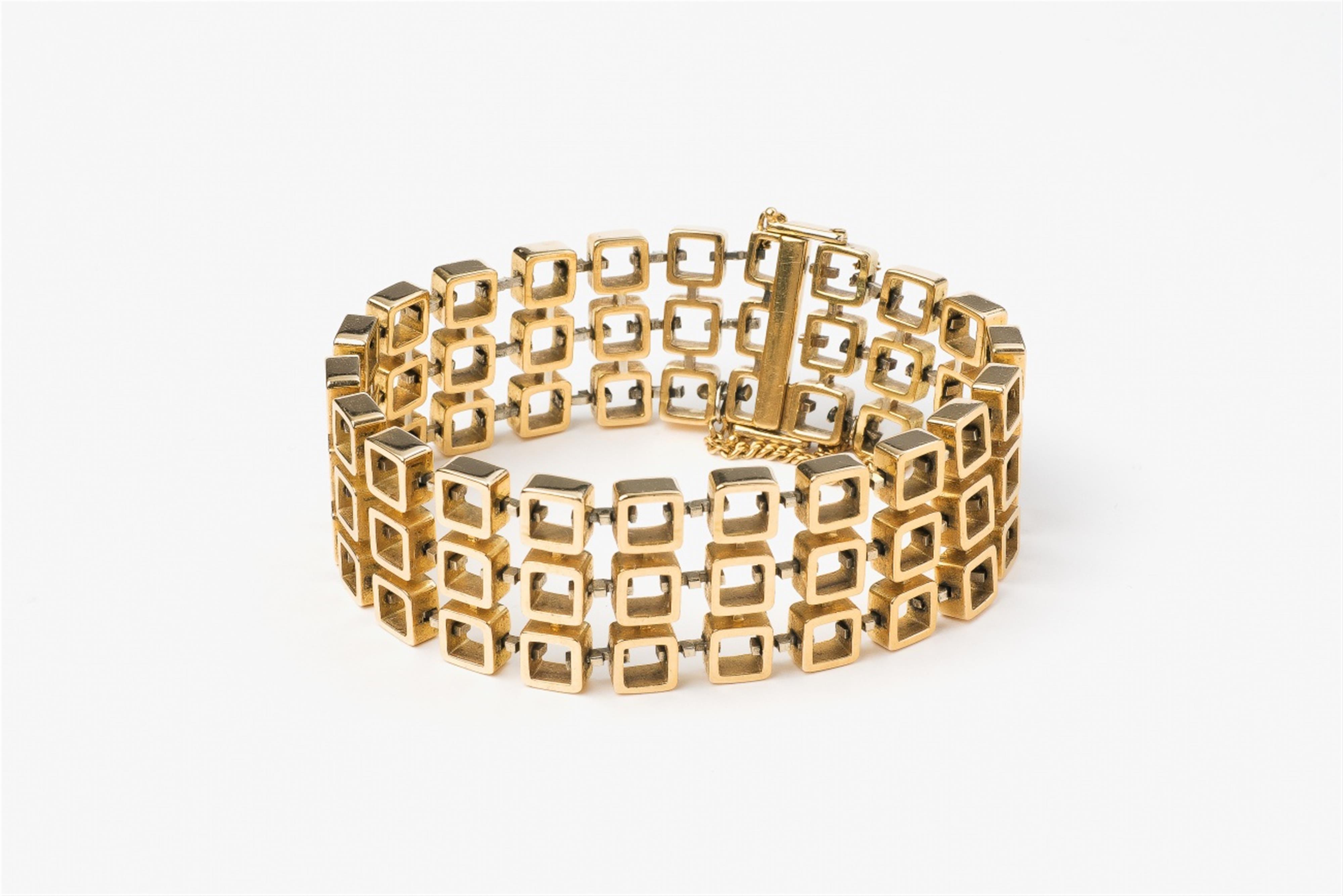 An 18k gold link bracelet - image-1