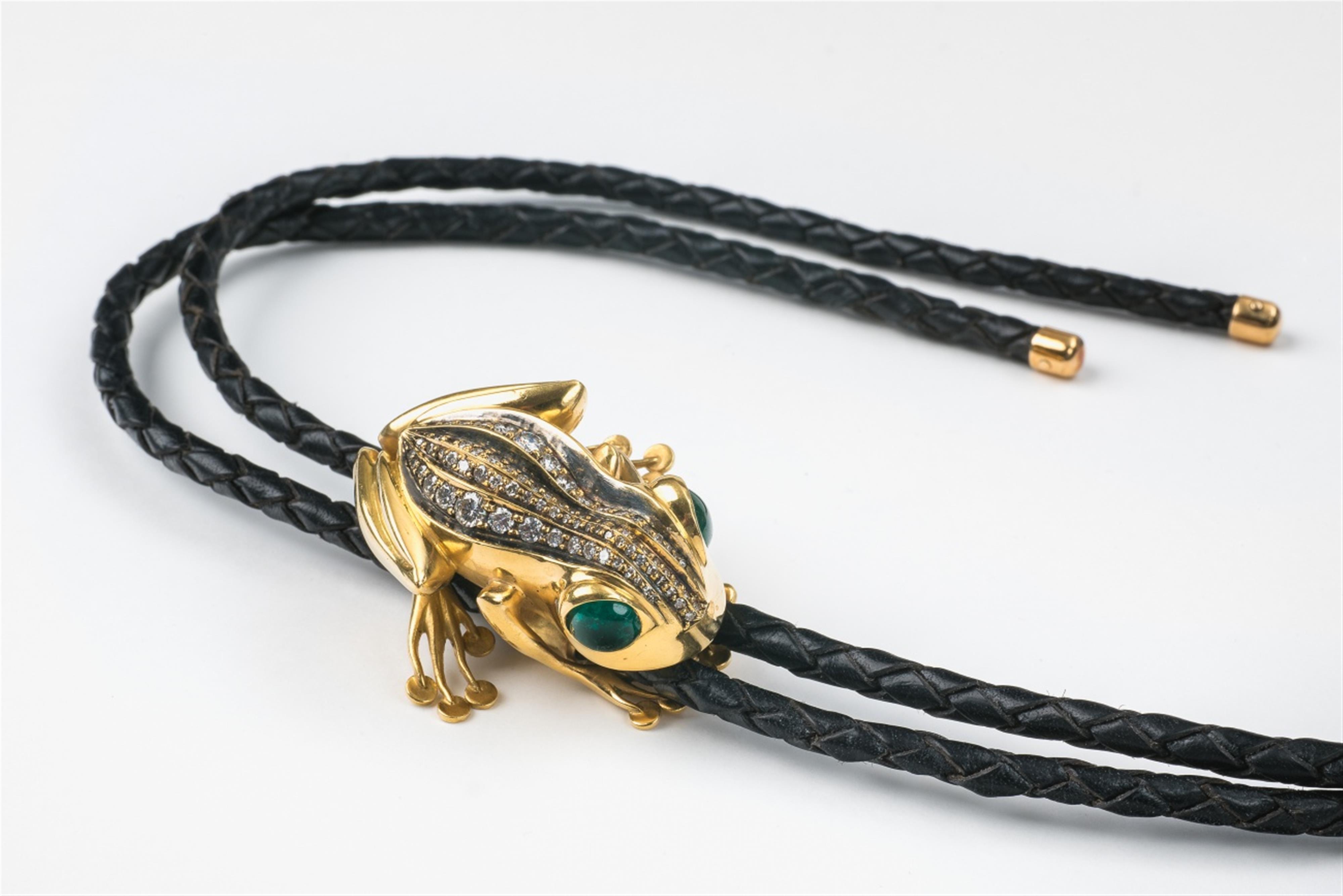 An 18/21k gold and emerald frog pendant - image-1