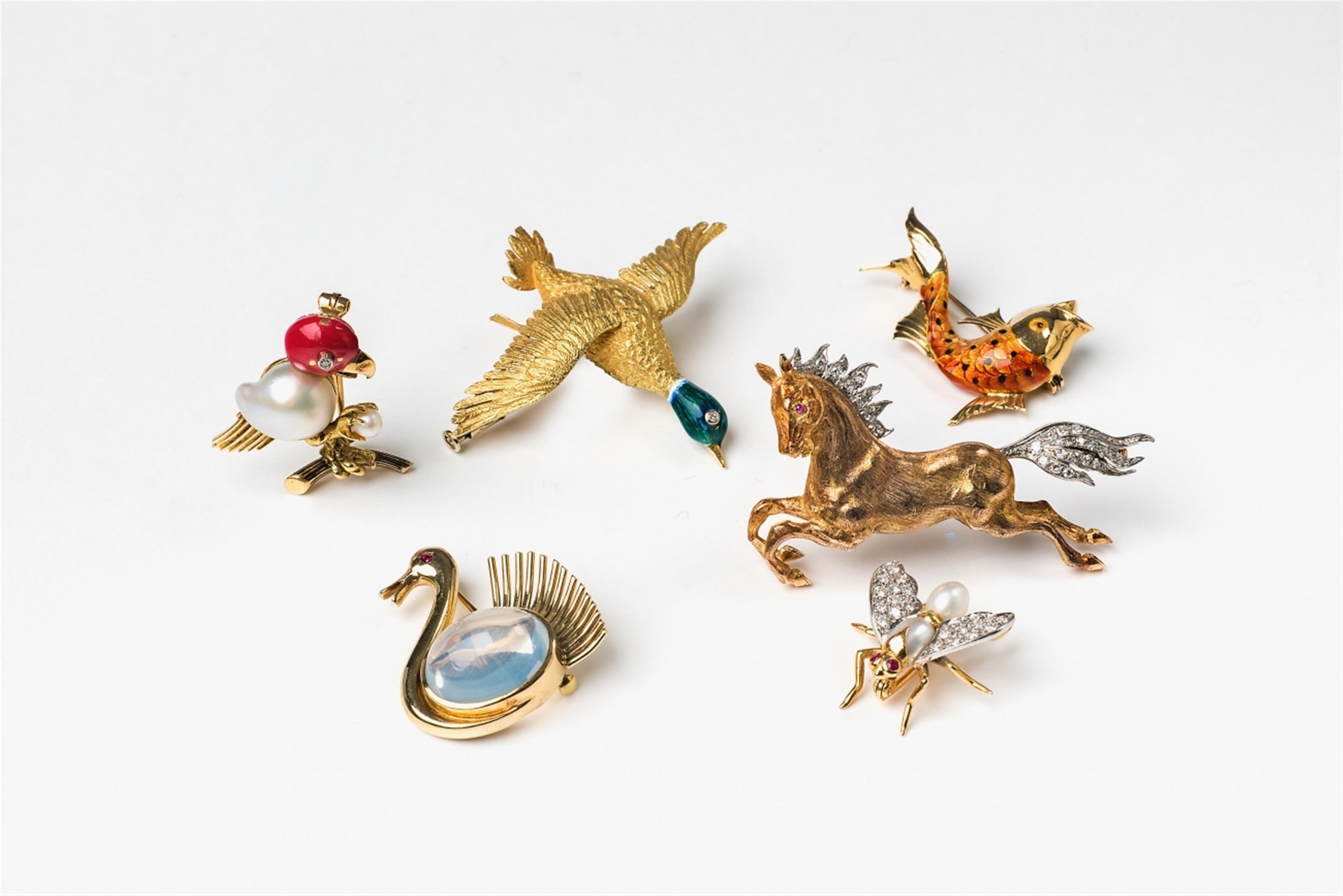 A small collection of animal brooches - image-1
