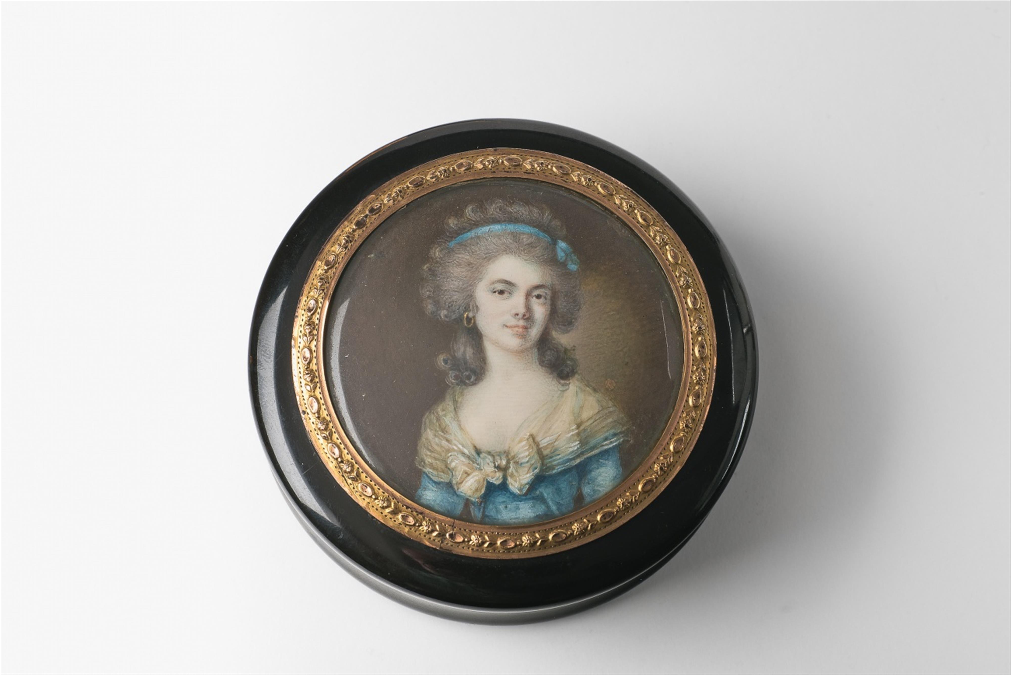 A Louis XVI bonbonnière with a portrait miniature - image-1