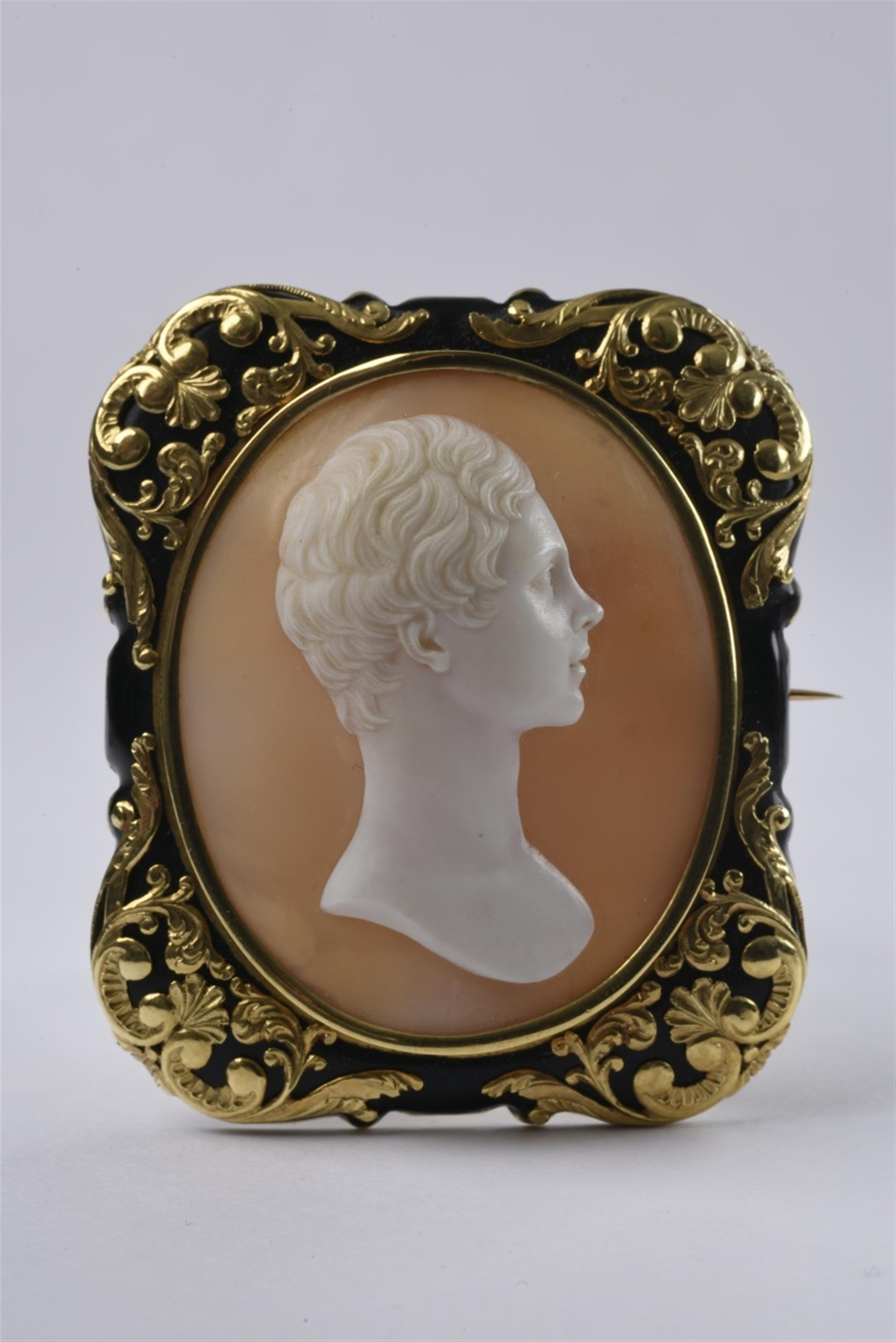An 18k gold cameo brooch - image-1
