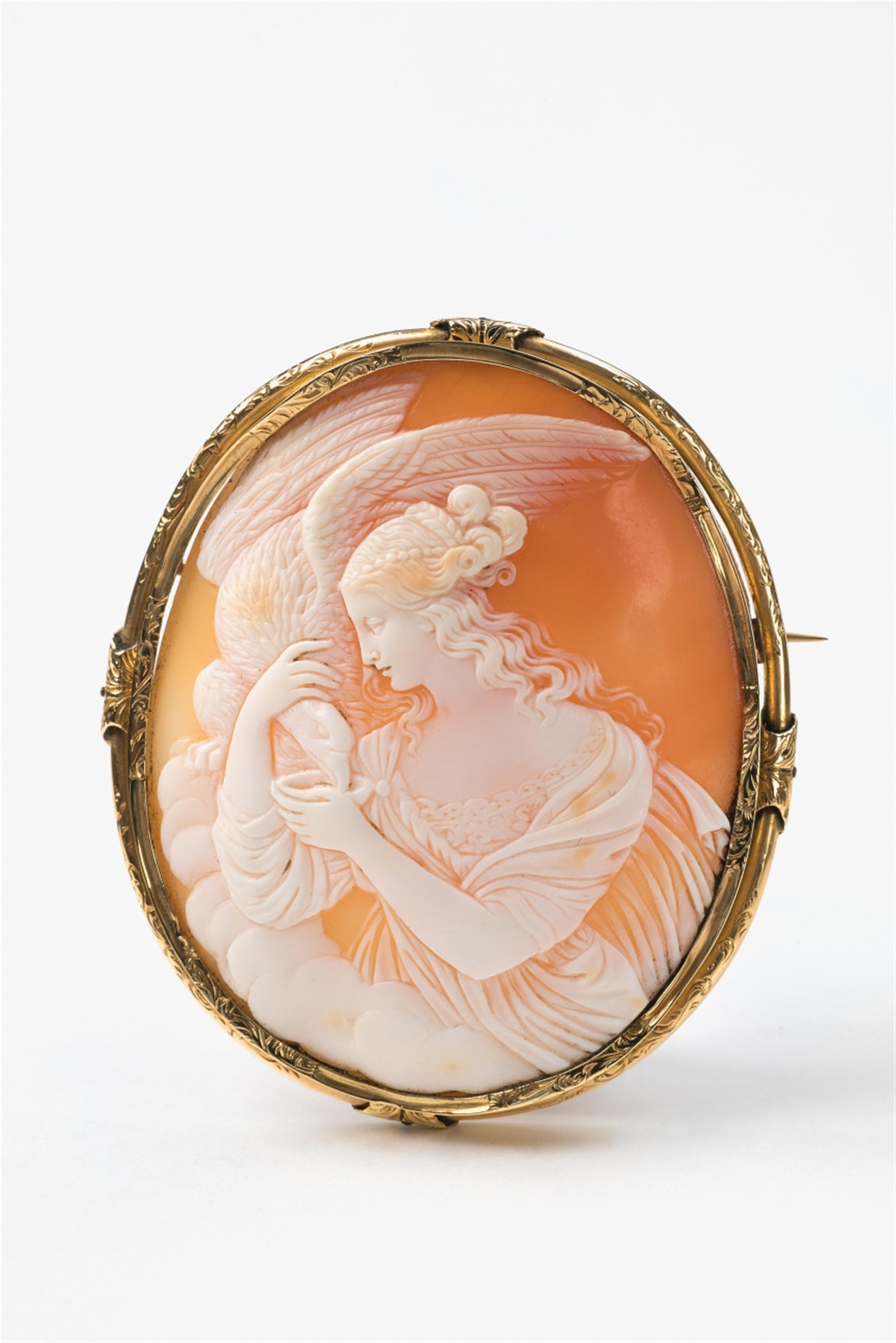 An 18k gold and shell cameo brooch - image-1