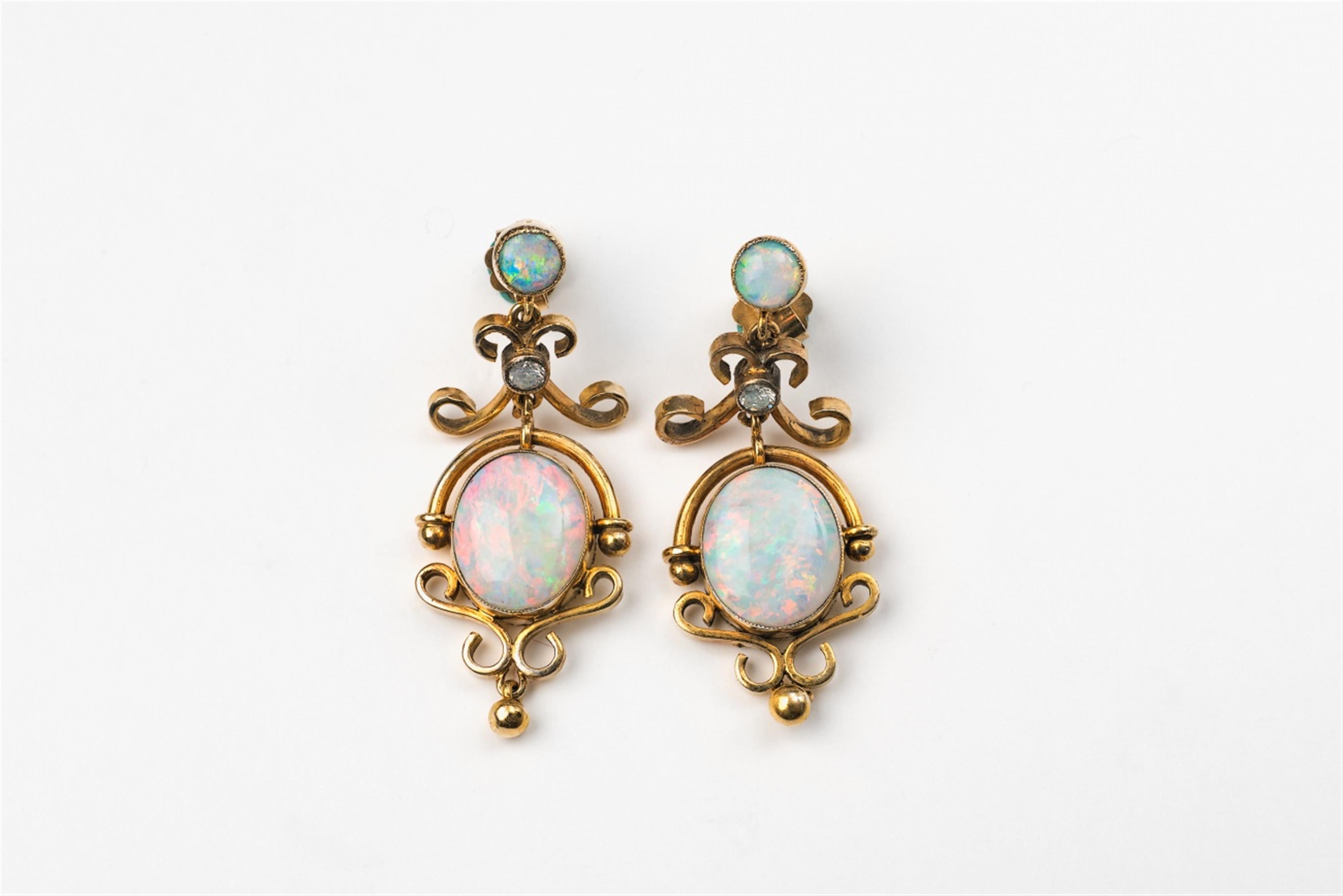 Paar Ohrgehänge mit Opalen - image-1