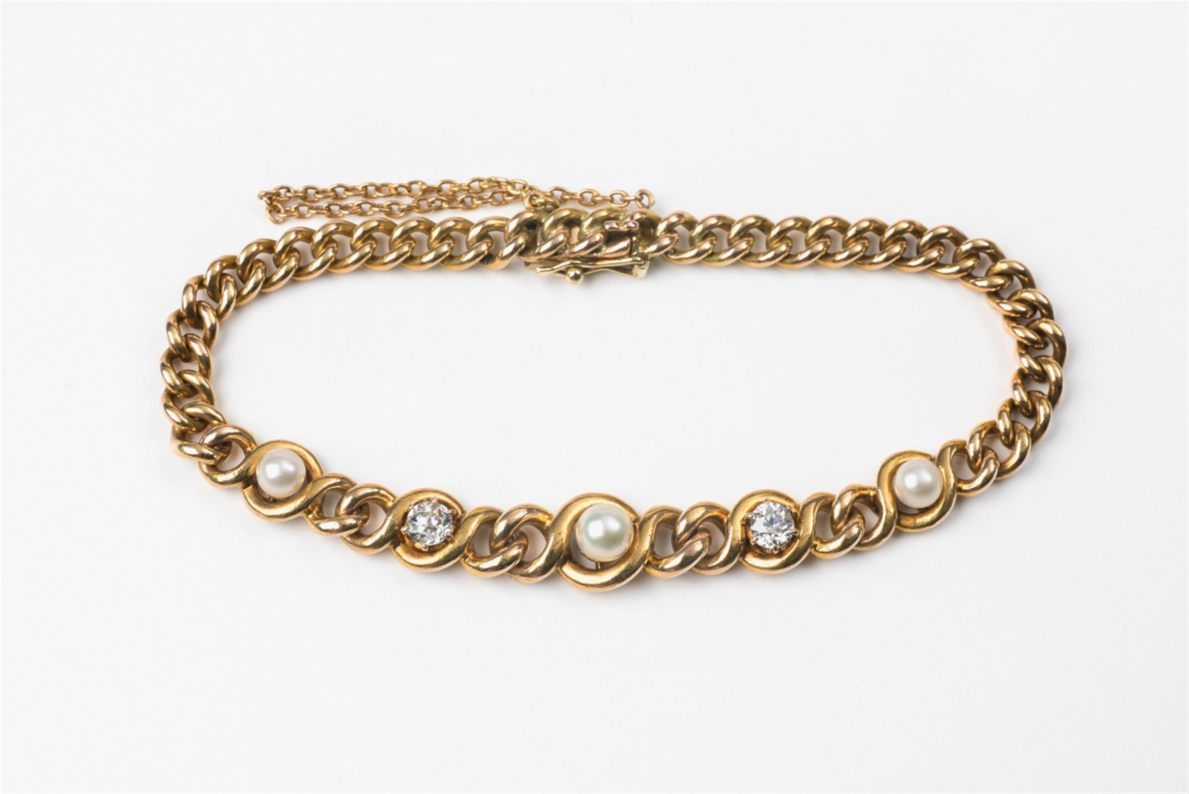 A 14k gold pearl and diamond bracelet - image-1