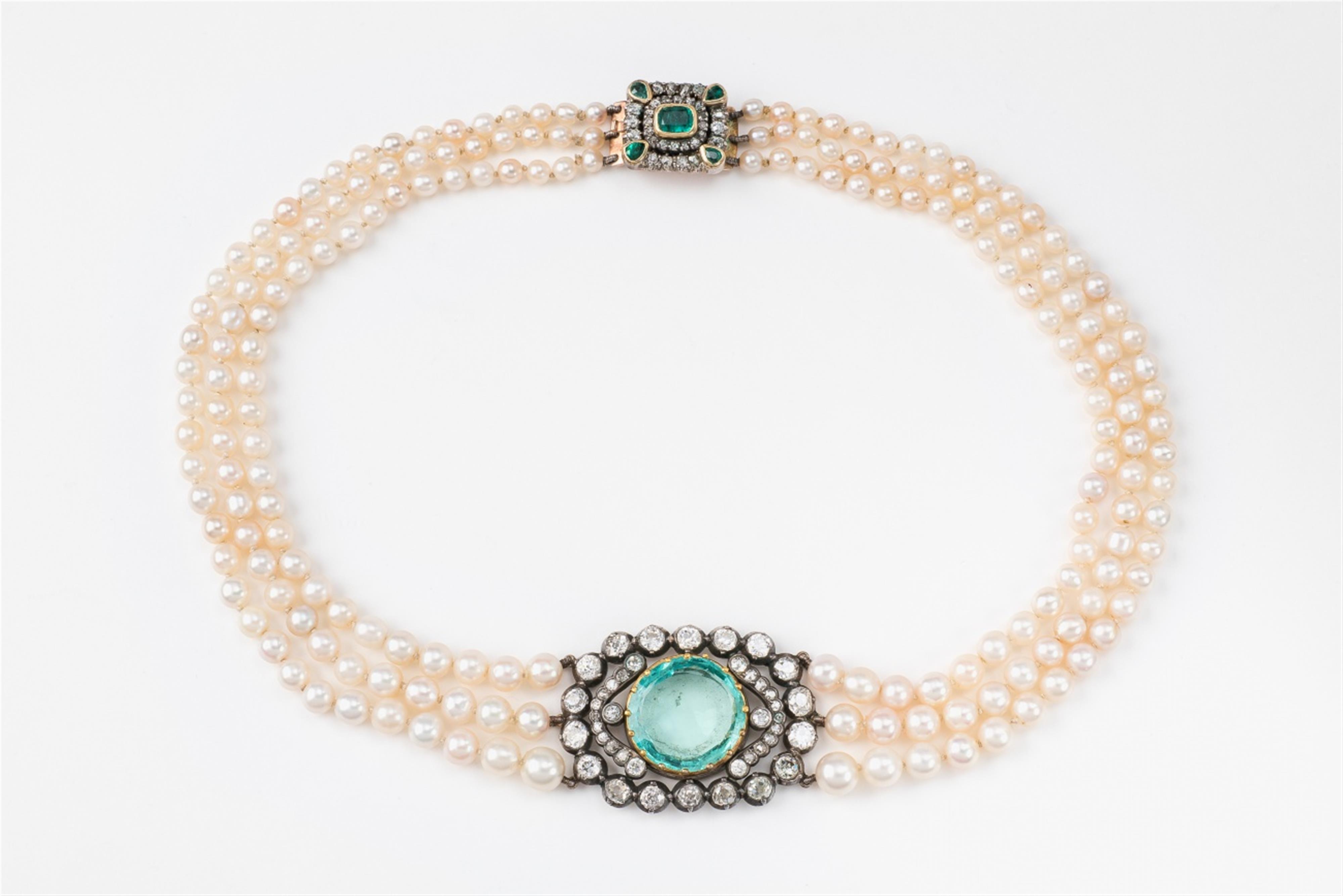 A three-stranded pearl and emerald necklace - image-1