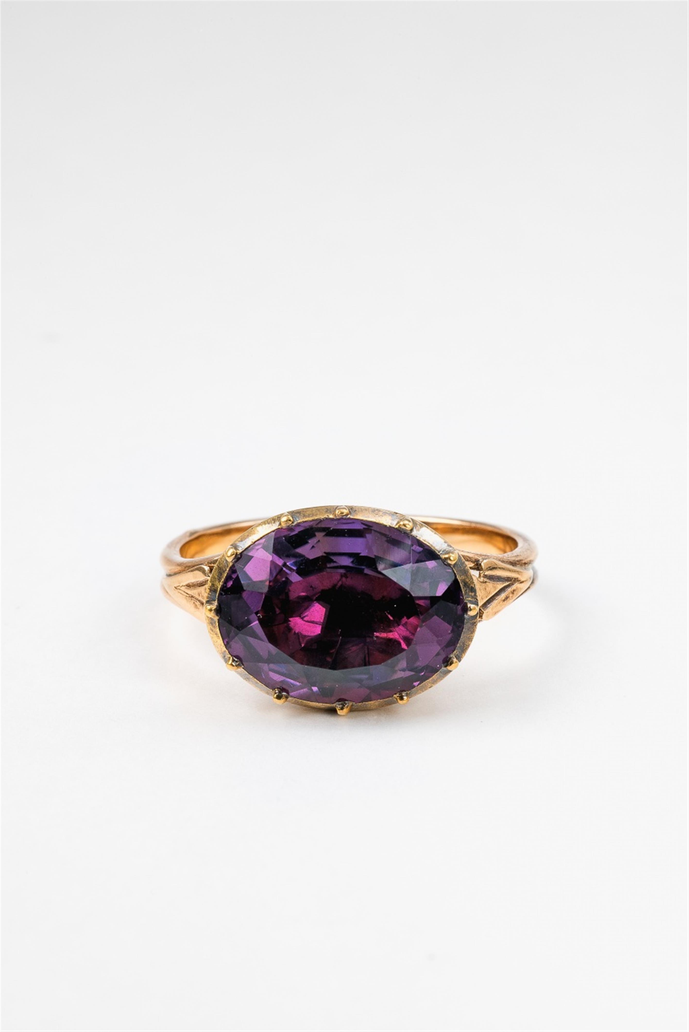 An 18k gold and amethyst gentleman's ring - image-1