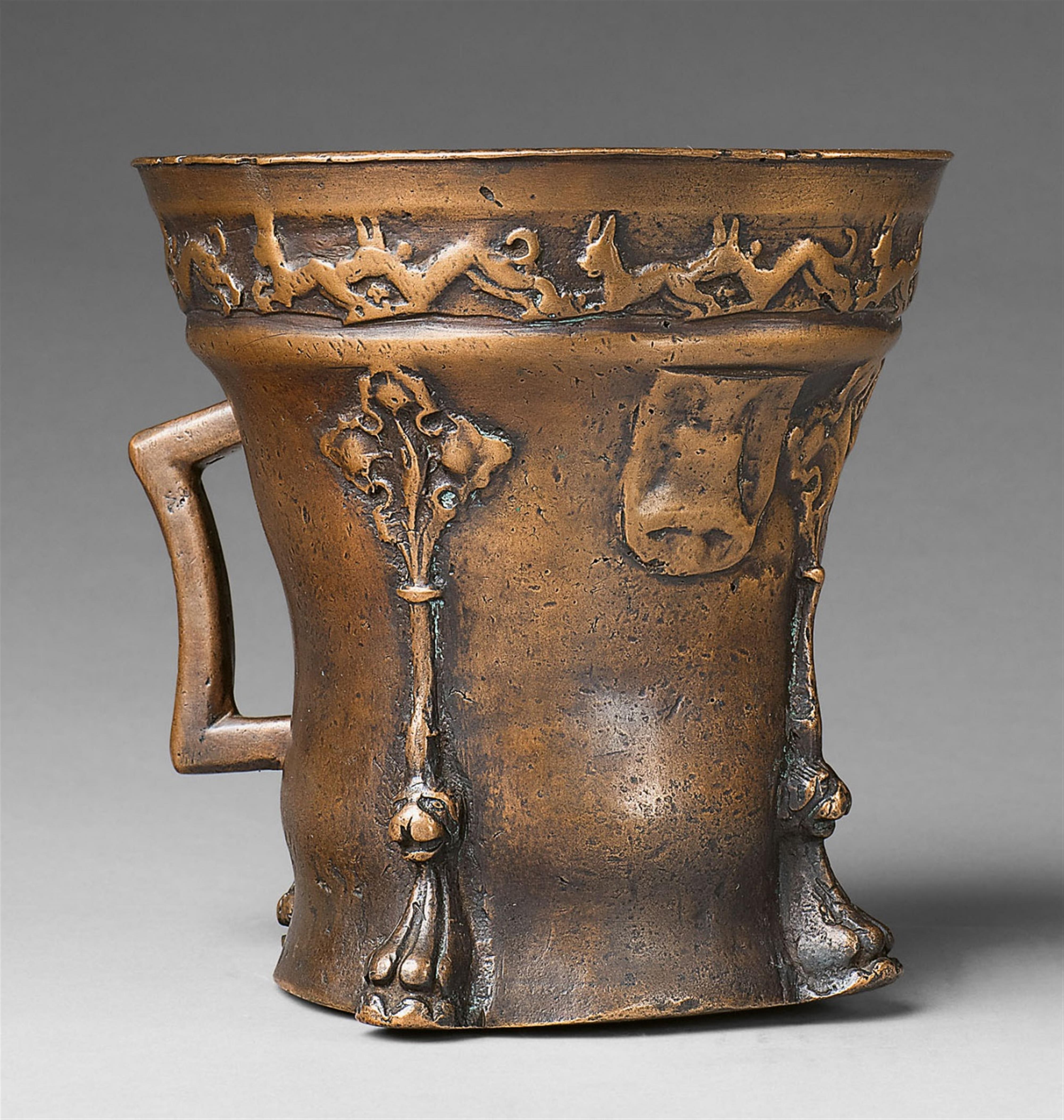 An important one-handled mortar with a rabbit hunt frieze - image-1