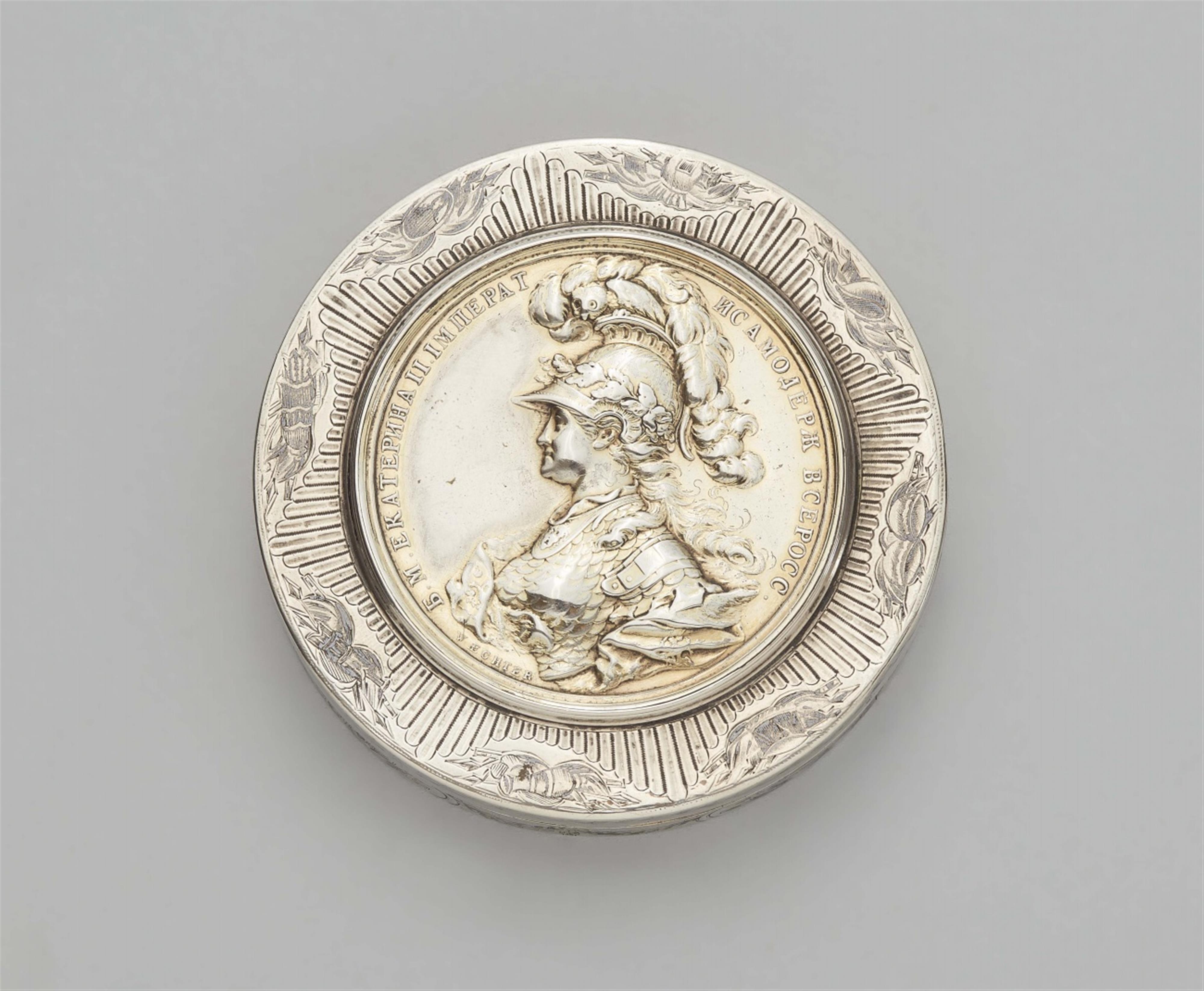A Moscow parcel gilt silver snuff box - image-1