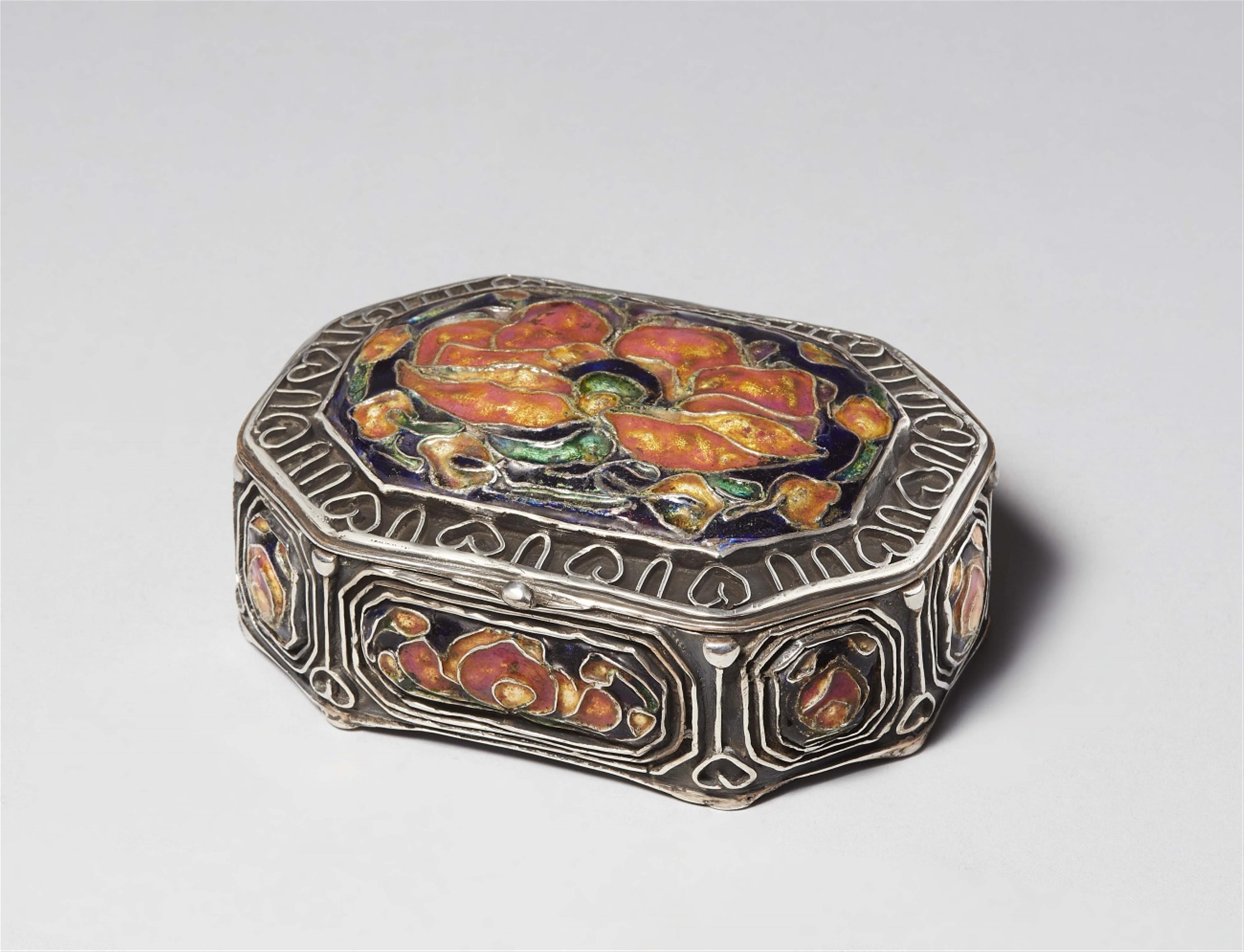 An important Arts and Crafts silver box - image-1