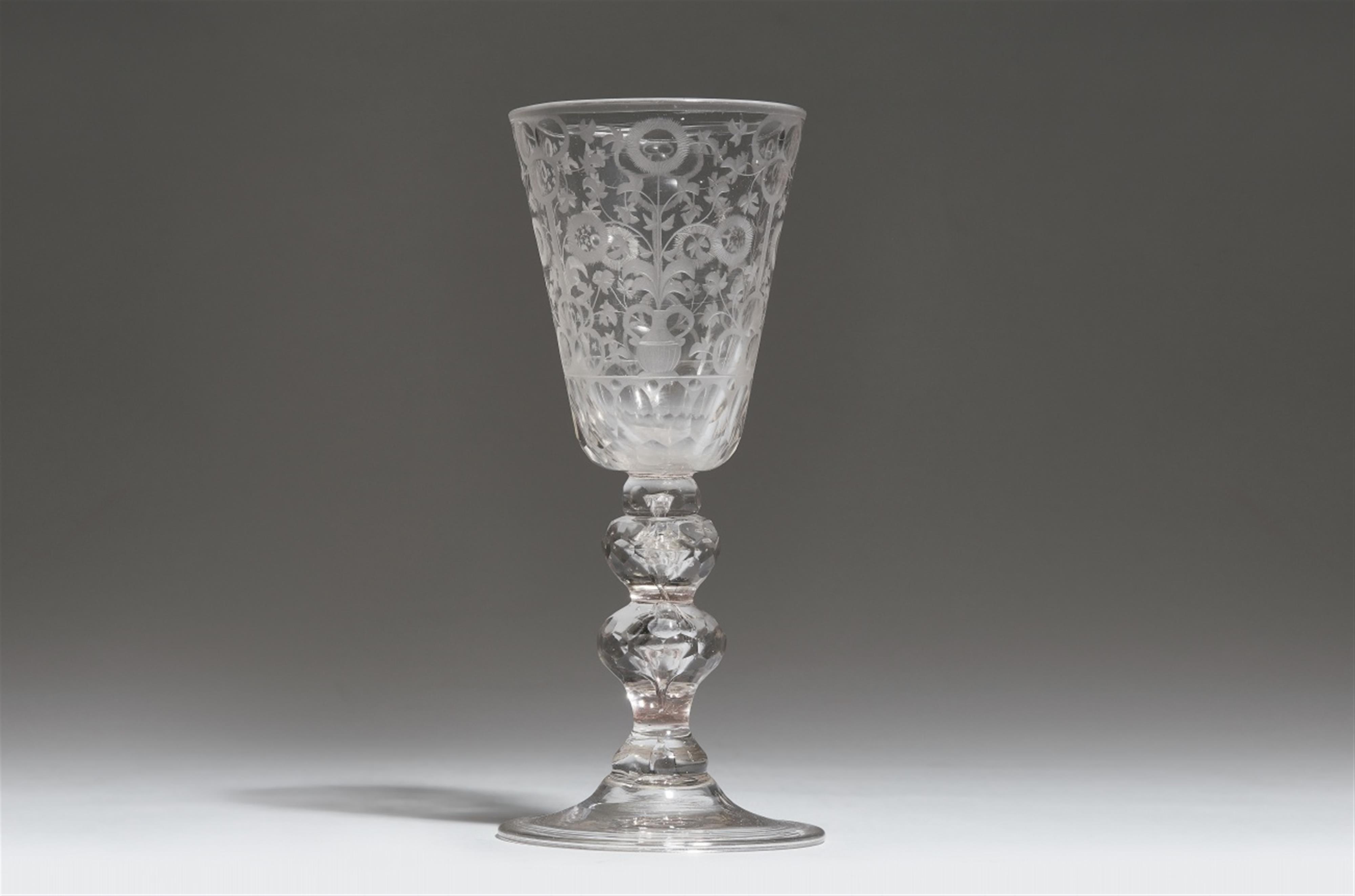 Böhmischer Pokal mit Vasenmotiven - image-1