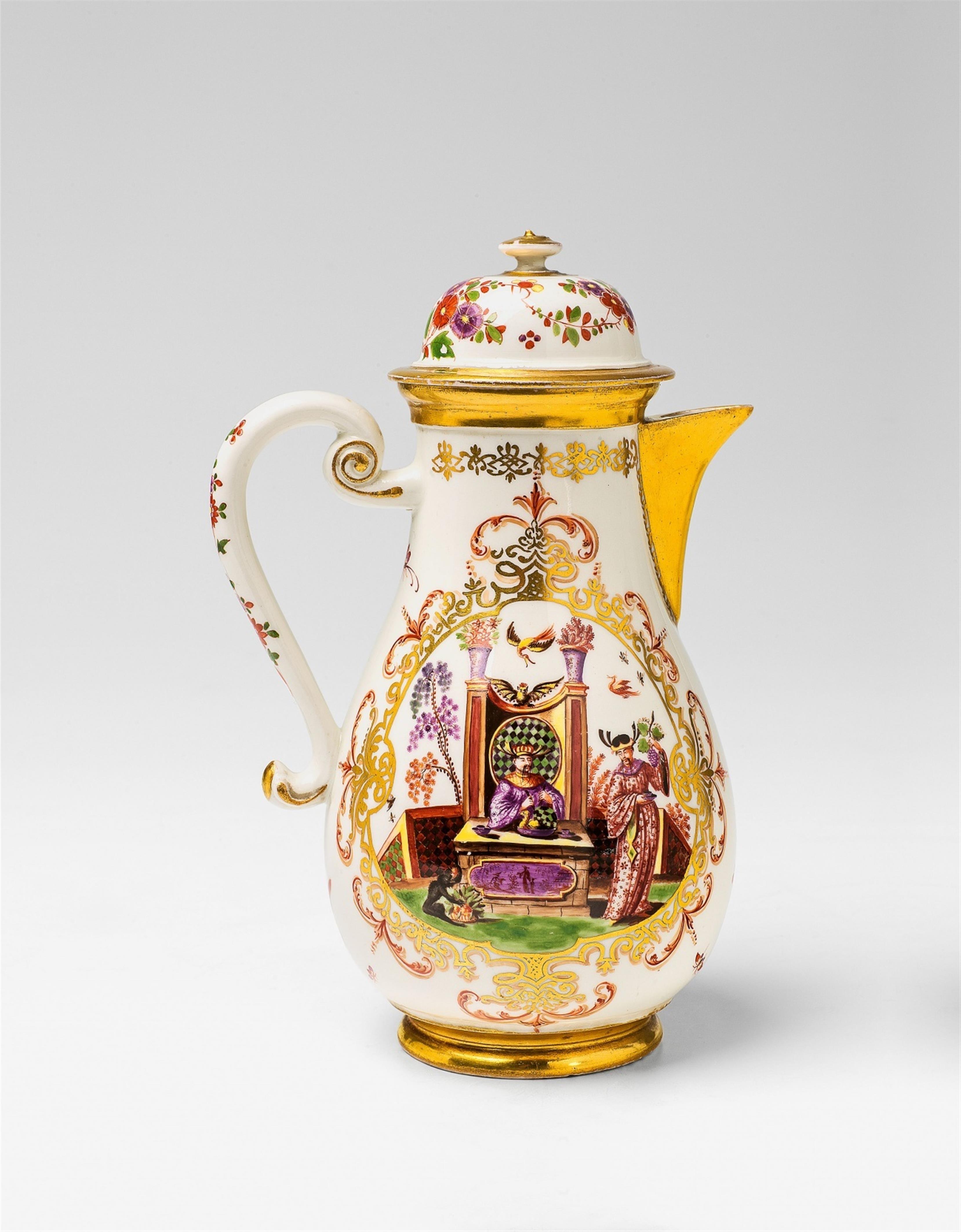 A Meissen porcelain coffee pot with large Chinoiserie scenes - image-2