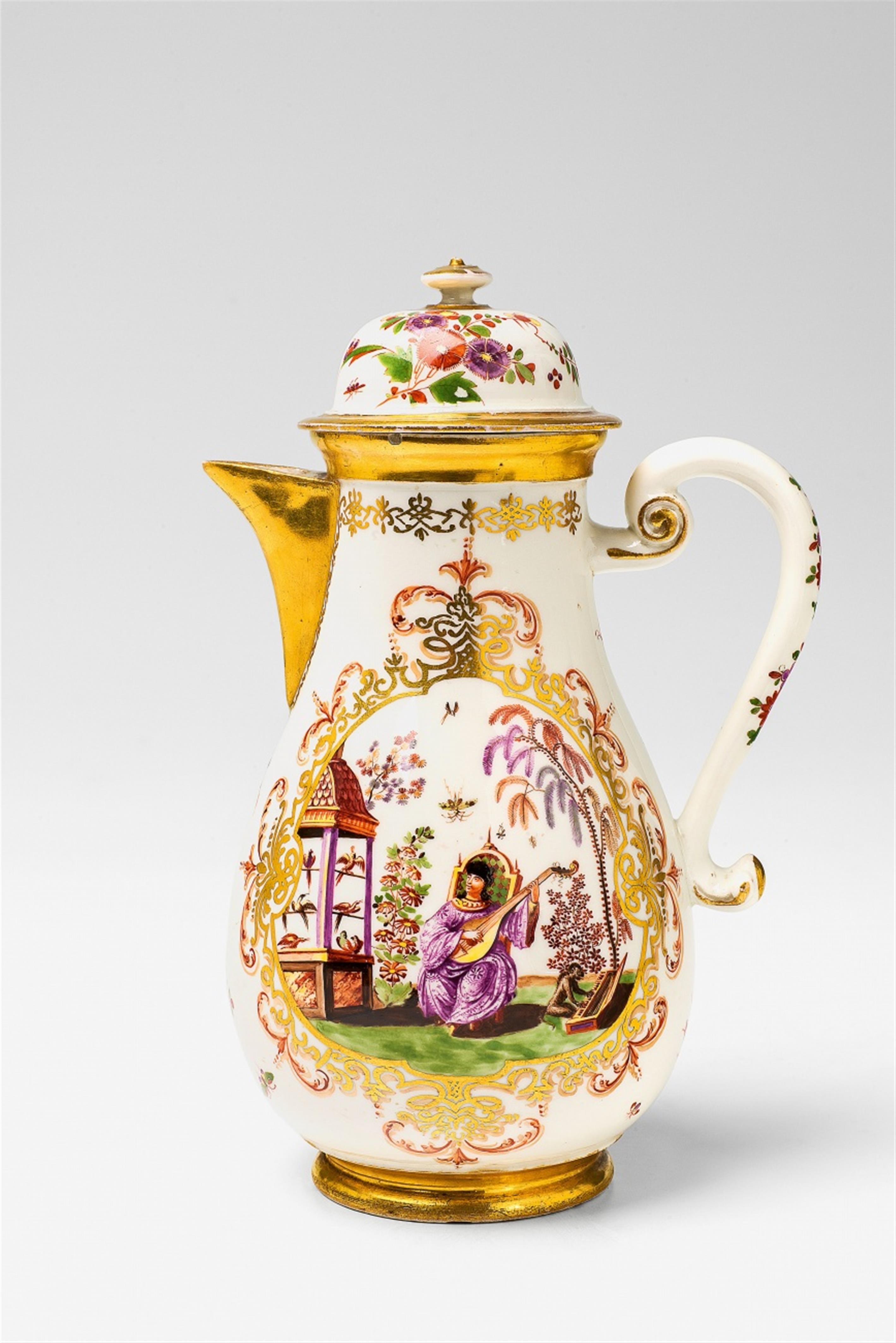 A Meissen porcelain coffee pot with large Chinoiserie scenes - image-1