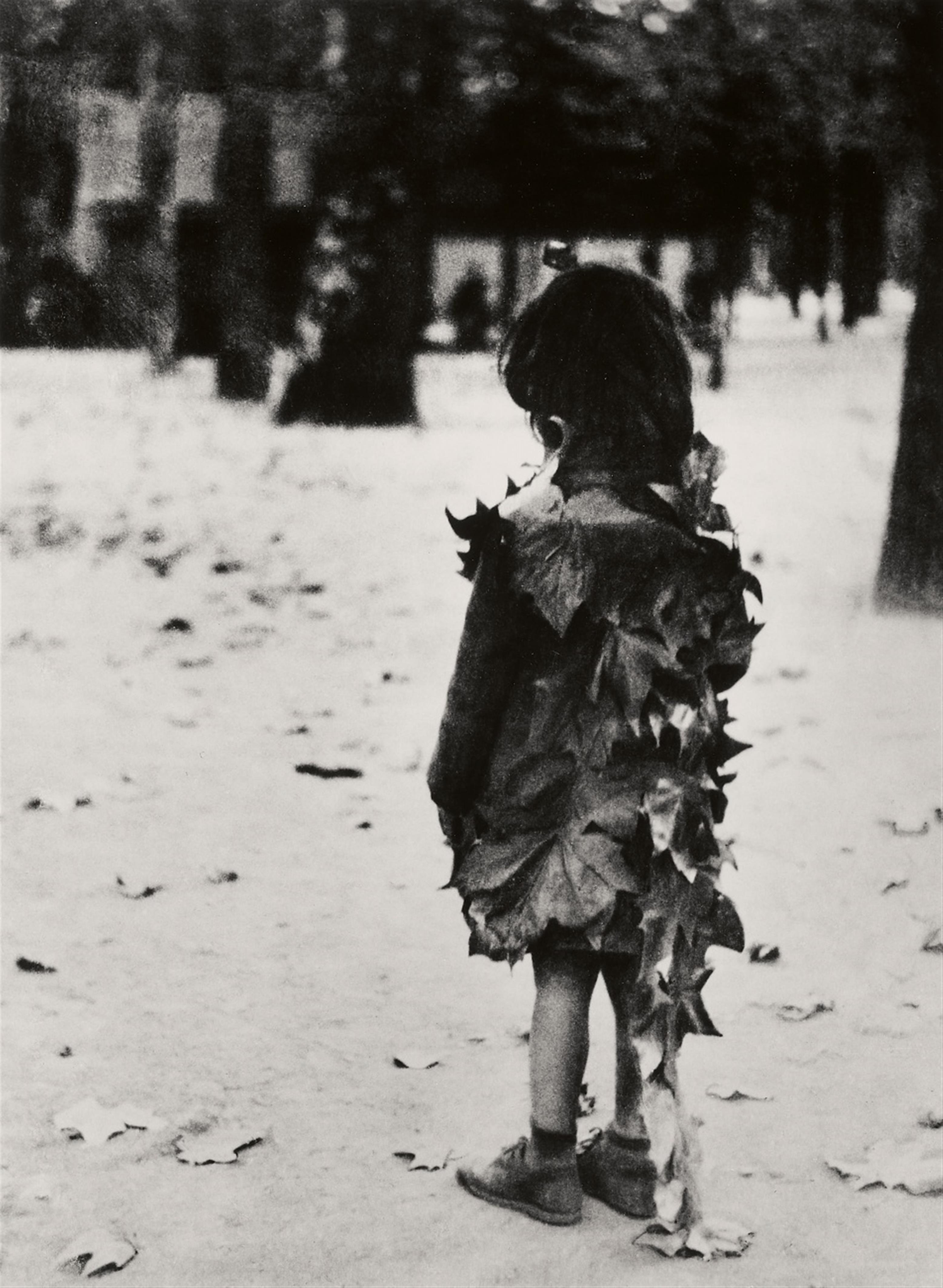 Édouard Boubat - Petite Fille aux Feuilles mortes - image-1