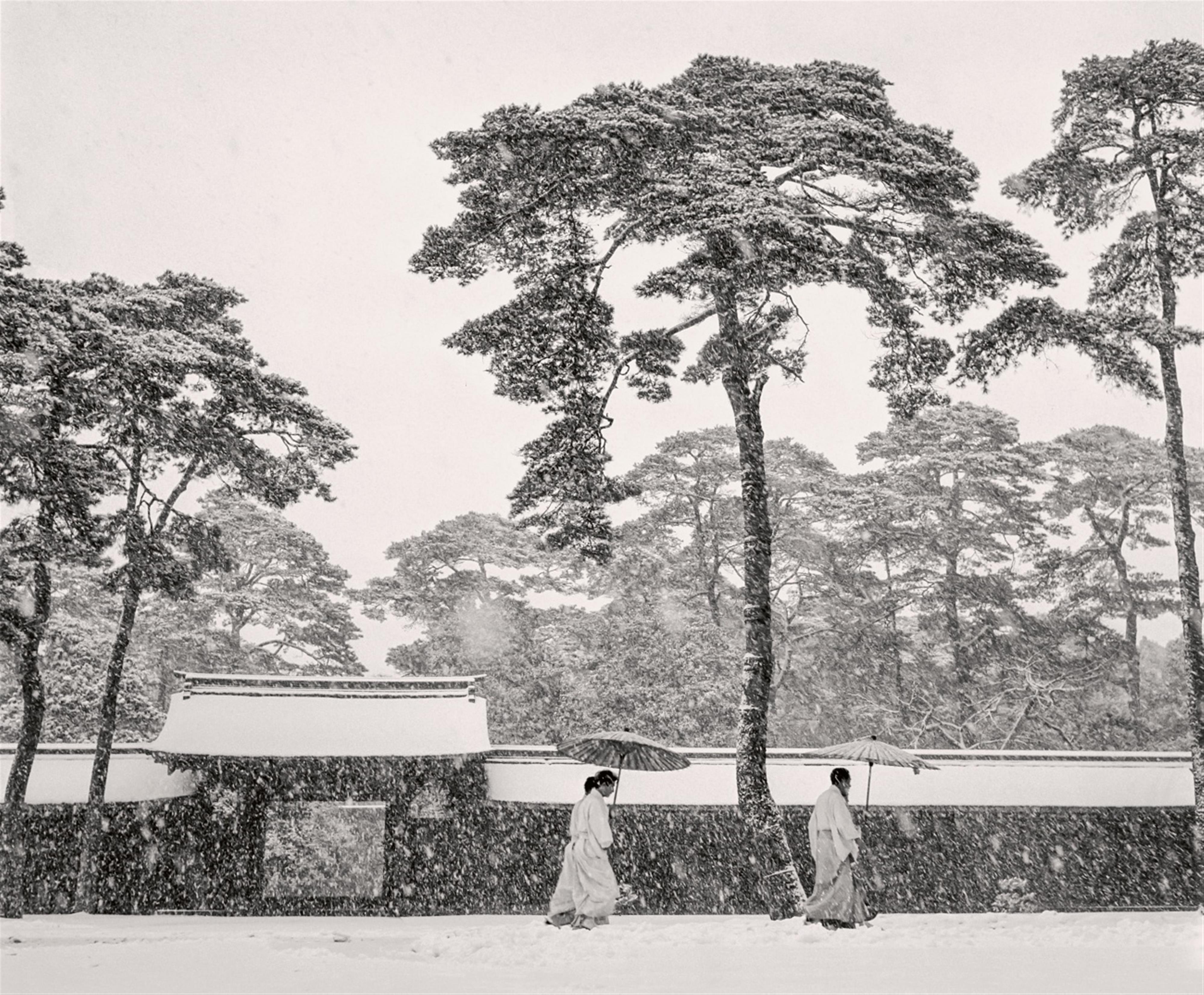 Werner Bischof - Im Innenhof des Meji-Tempels, Tokyo, Japan - image-1