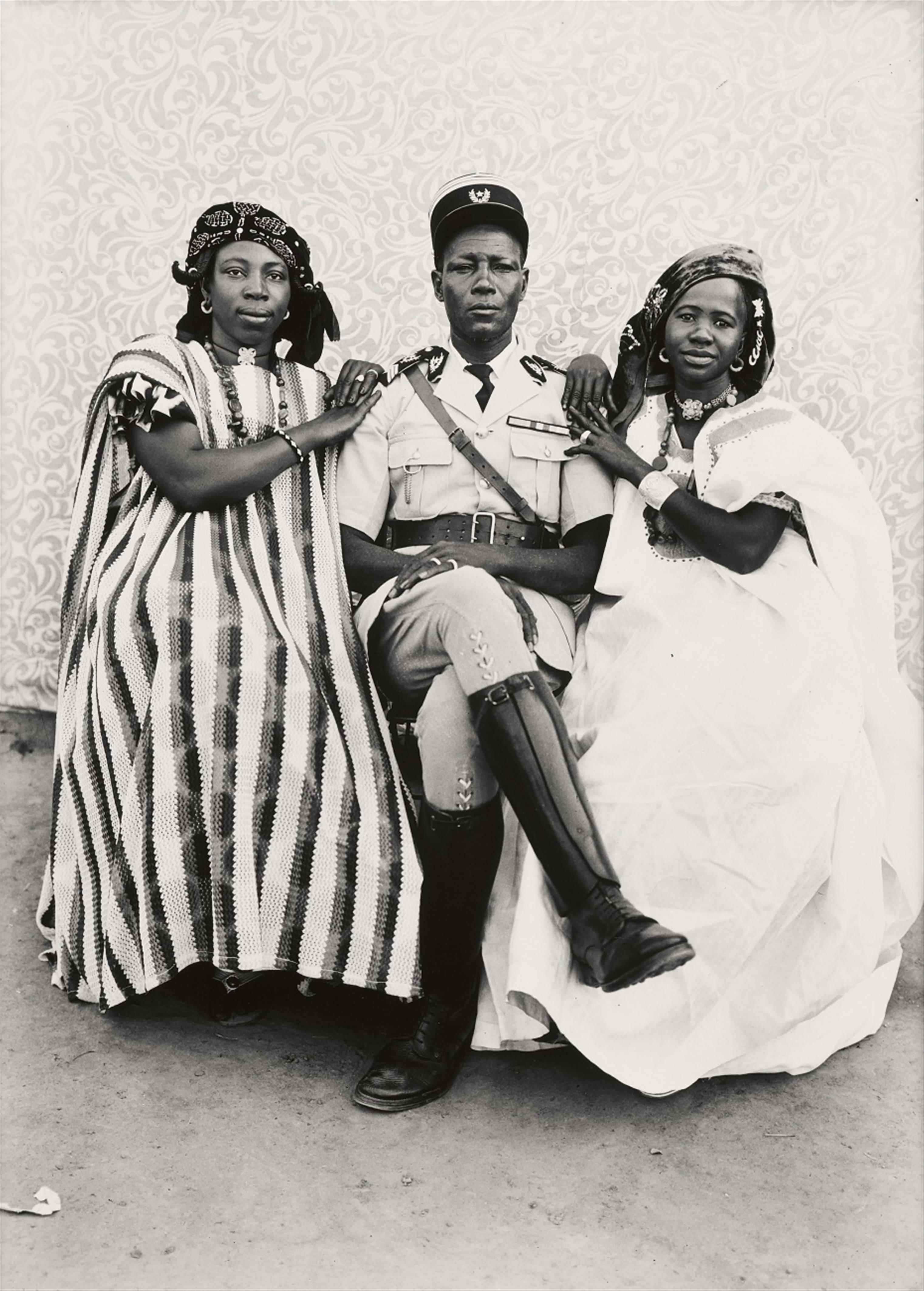 Seydou Keïta - Polizeibeamter der Kolonialverwaltung mit seinen beiden Ehefrauen - image-1