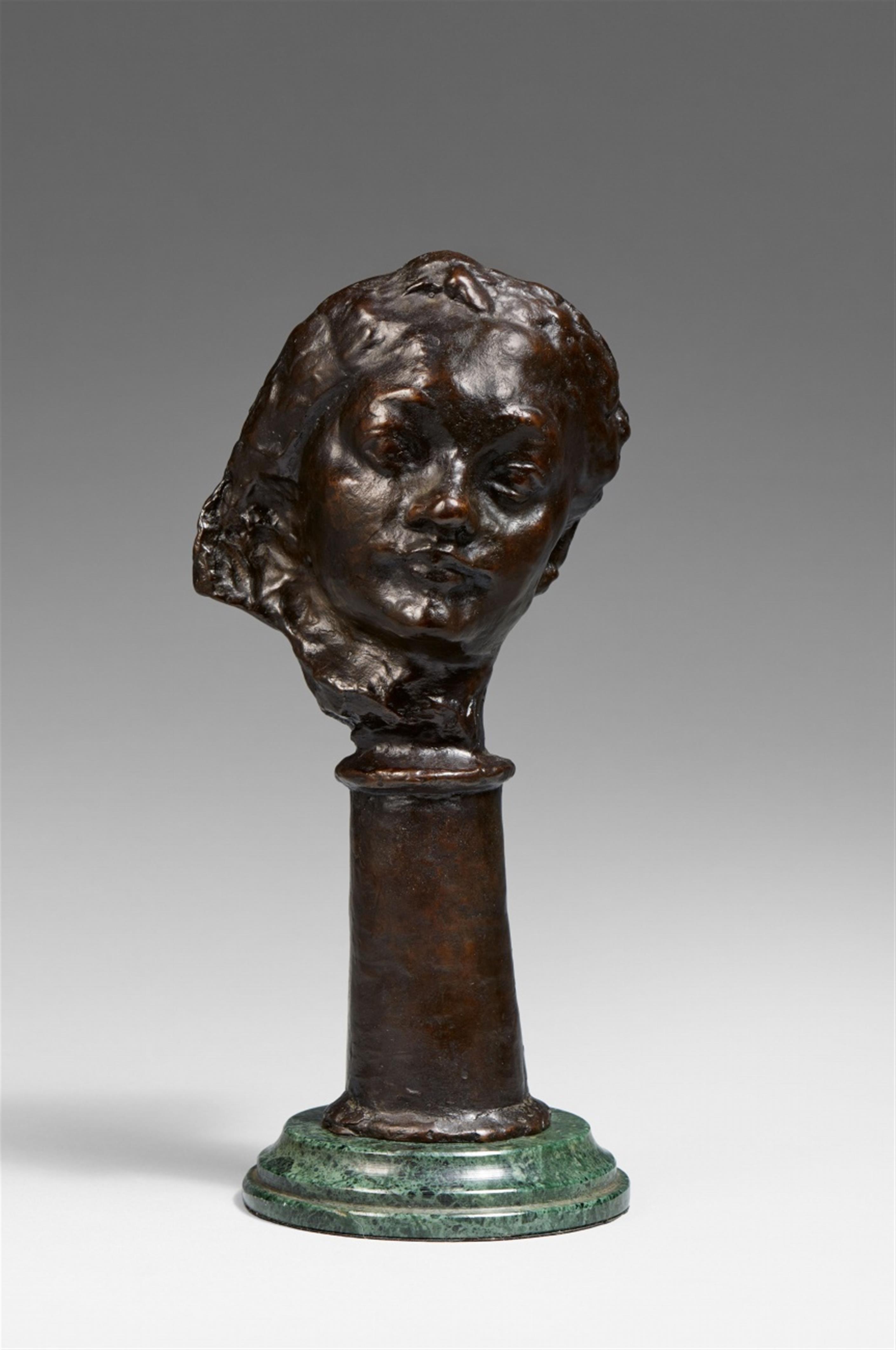 Auguste Rodin - Masque de femme au nez retroussé, petit modèle - Variante sur pied de colonne circulaire - image-1