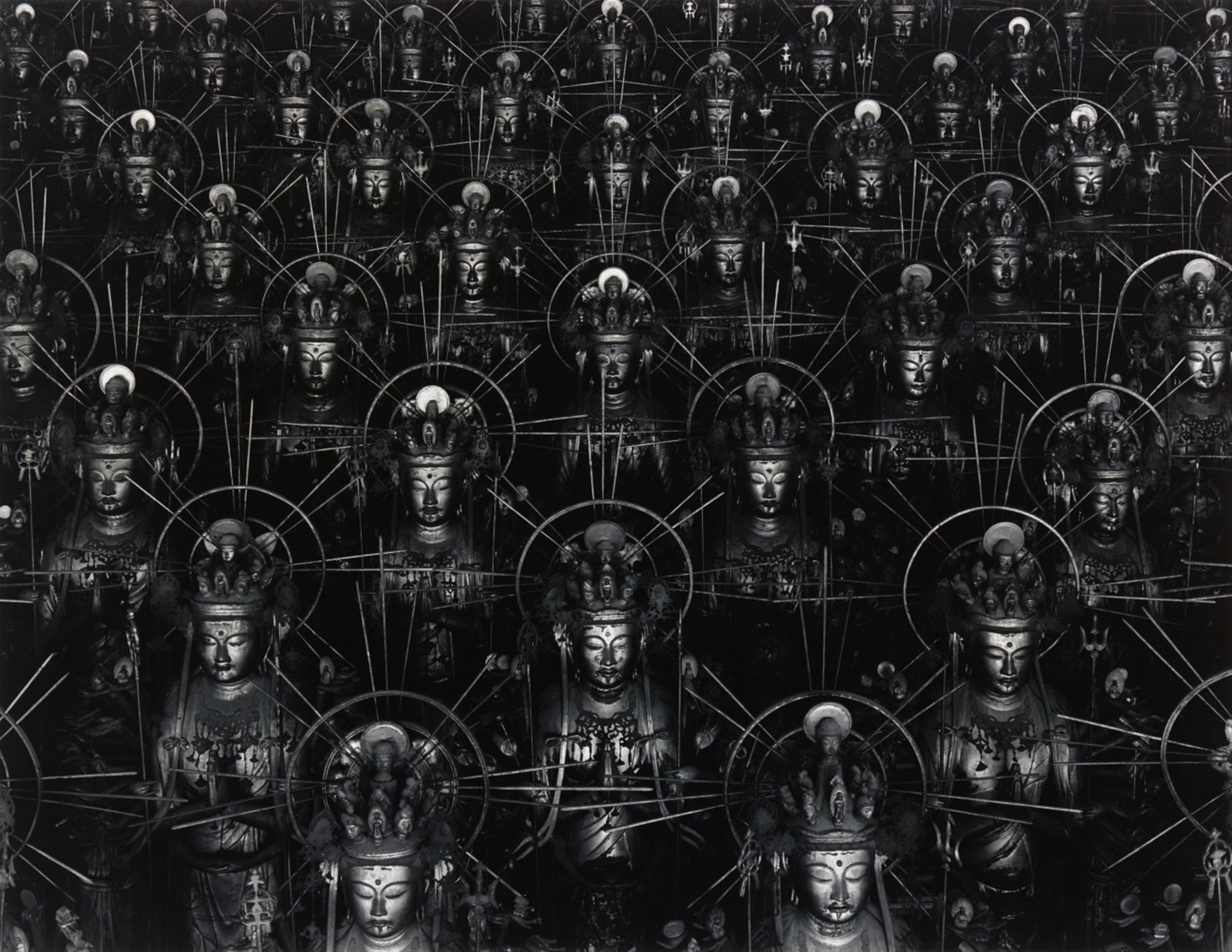 Hiroshi Sugimoto - Hall of Thirty-three Bays (aus der Serie: Sea of Buddha) - image-1