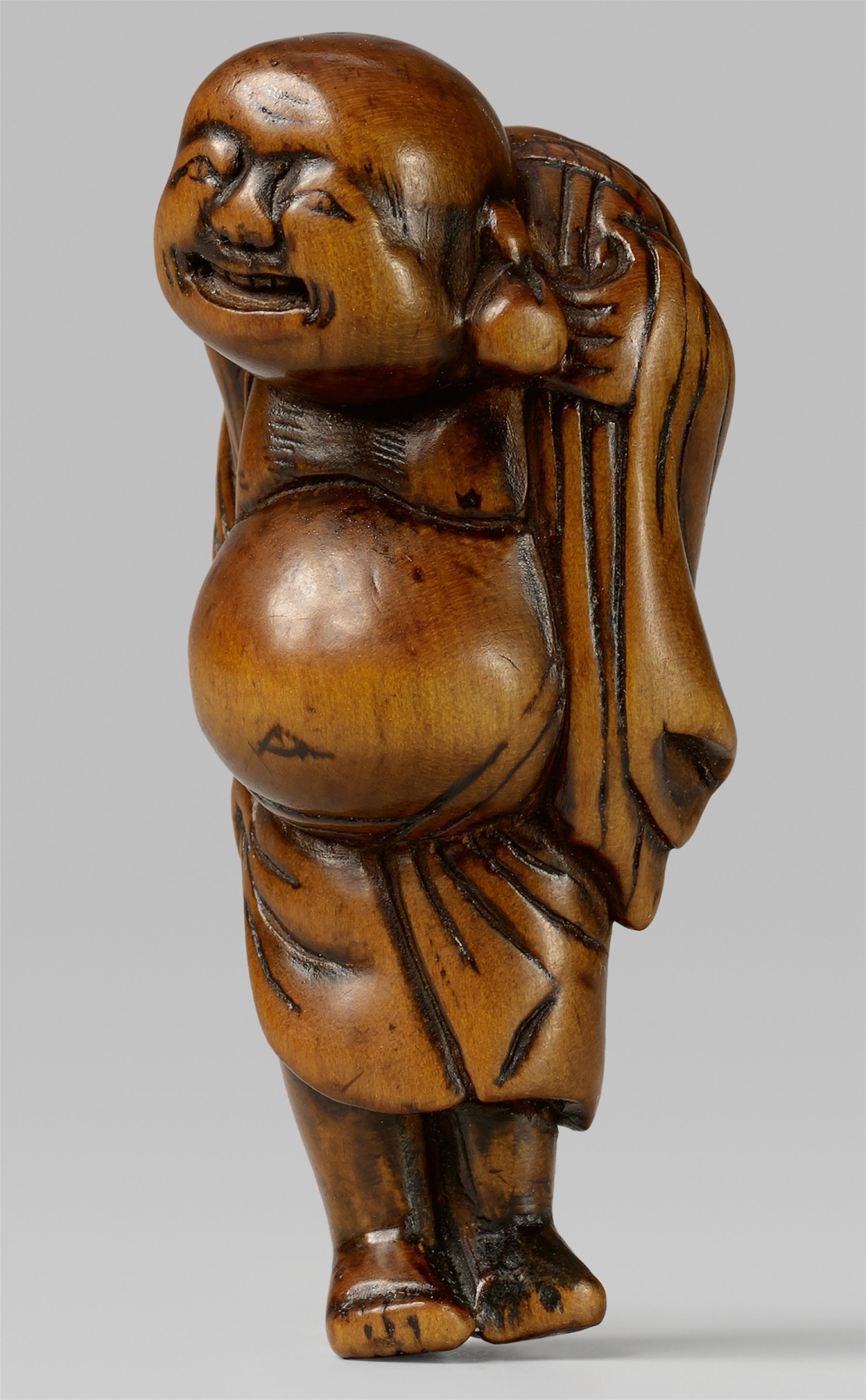 A boxwood netsuke of a pot-bellied smiling Hotei. Early 19th century - image-1
