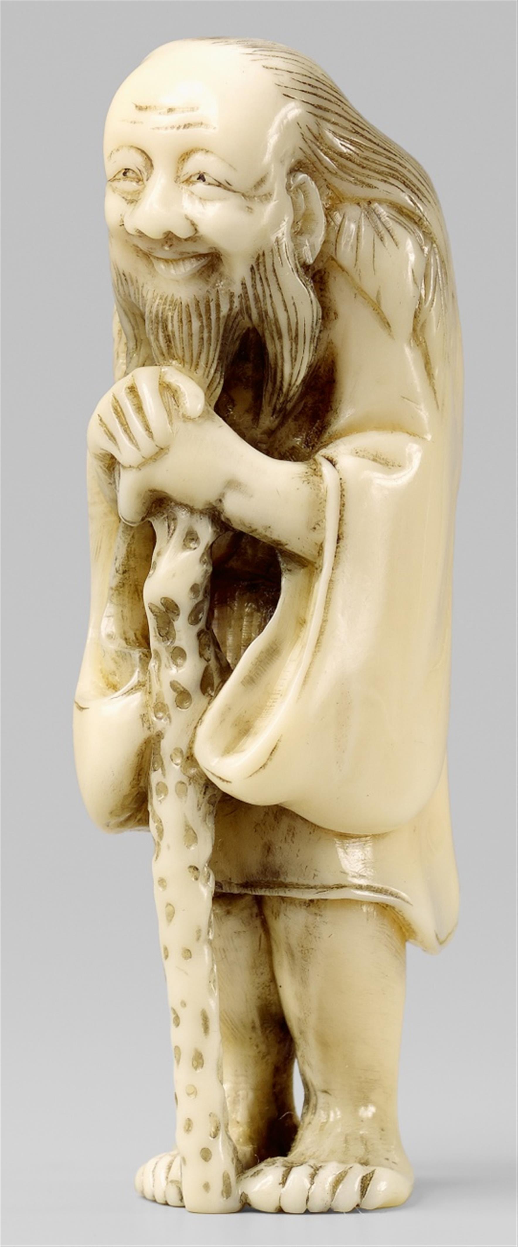 A marine ivory netsuke of a smiling old sennin. 19th century - image-1