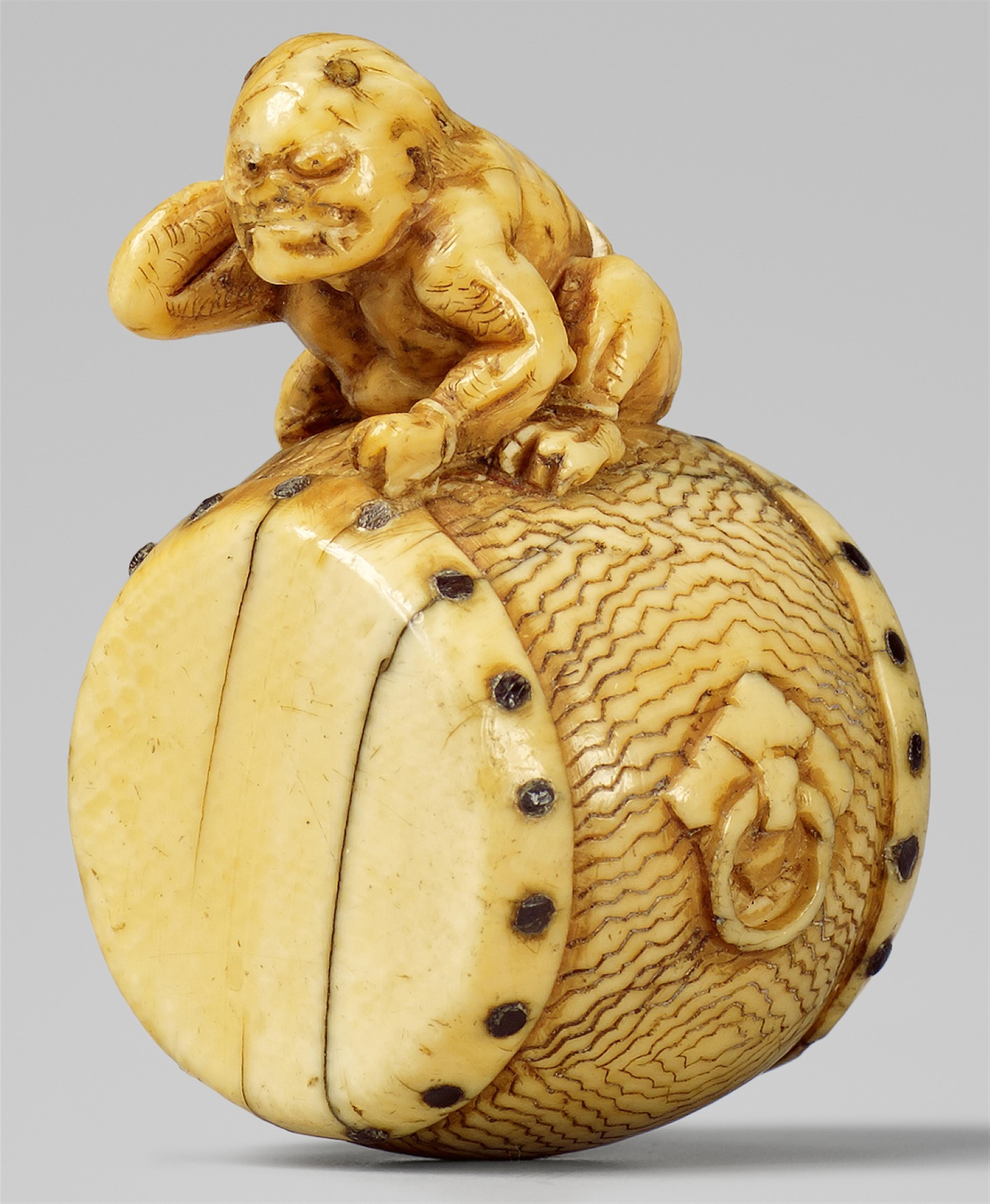 An ivory netsuke of Raiden on a large drum, by Masatsugu. First half 19th century - image-1