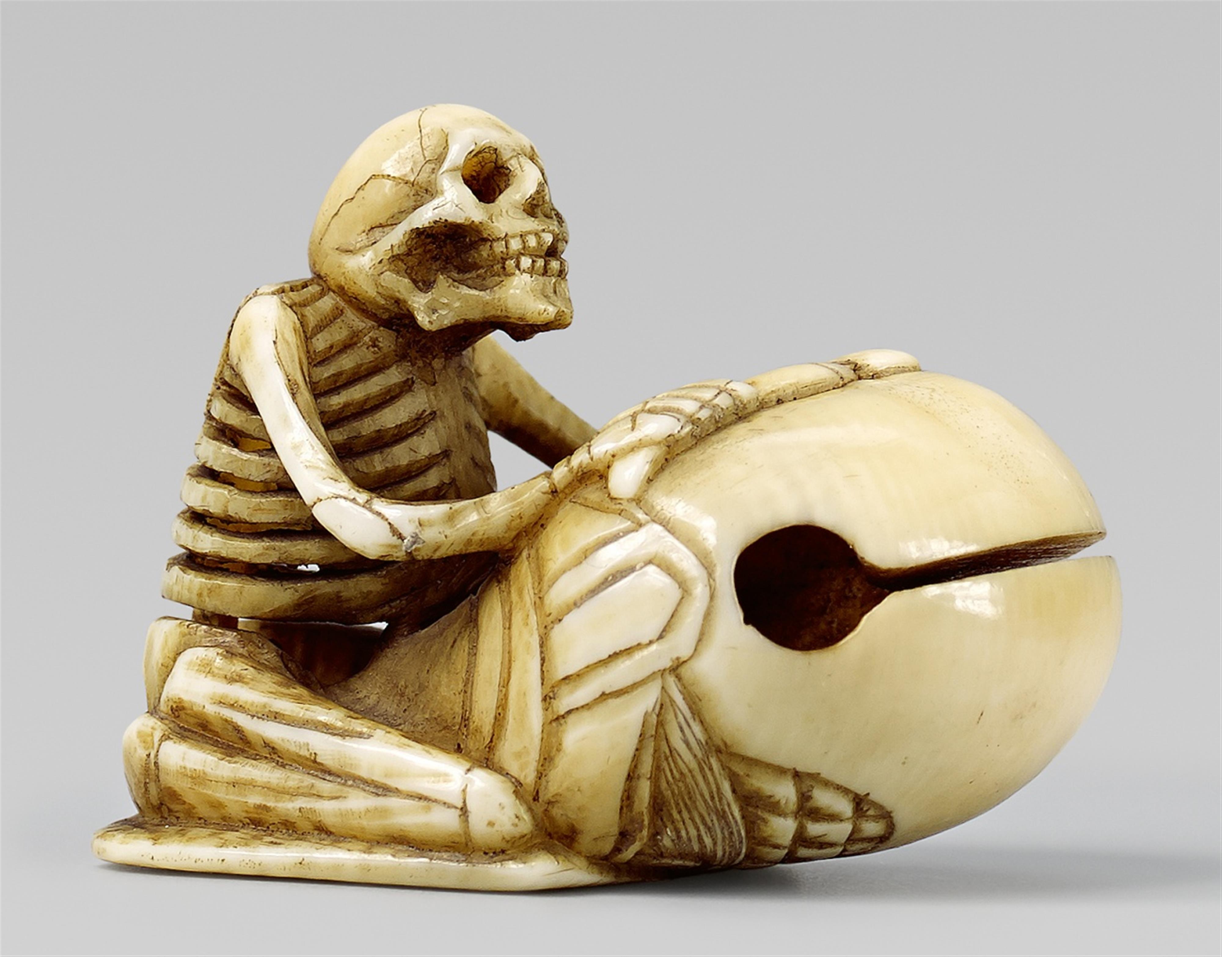 An ivory netsuke of a grinning skeleton with a mokugyo. Late 19th century - image-1
