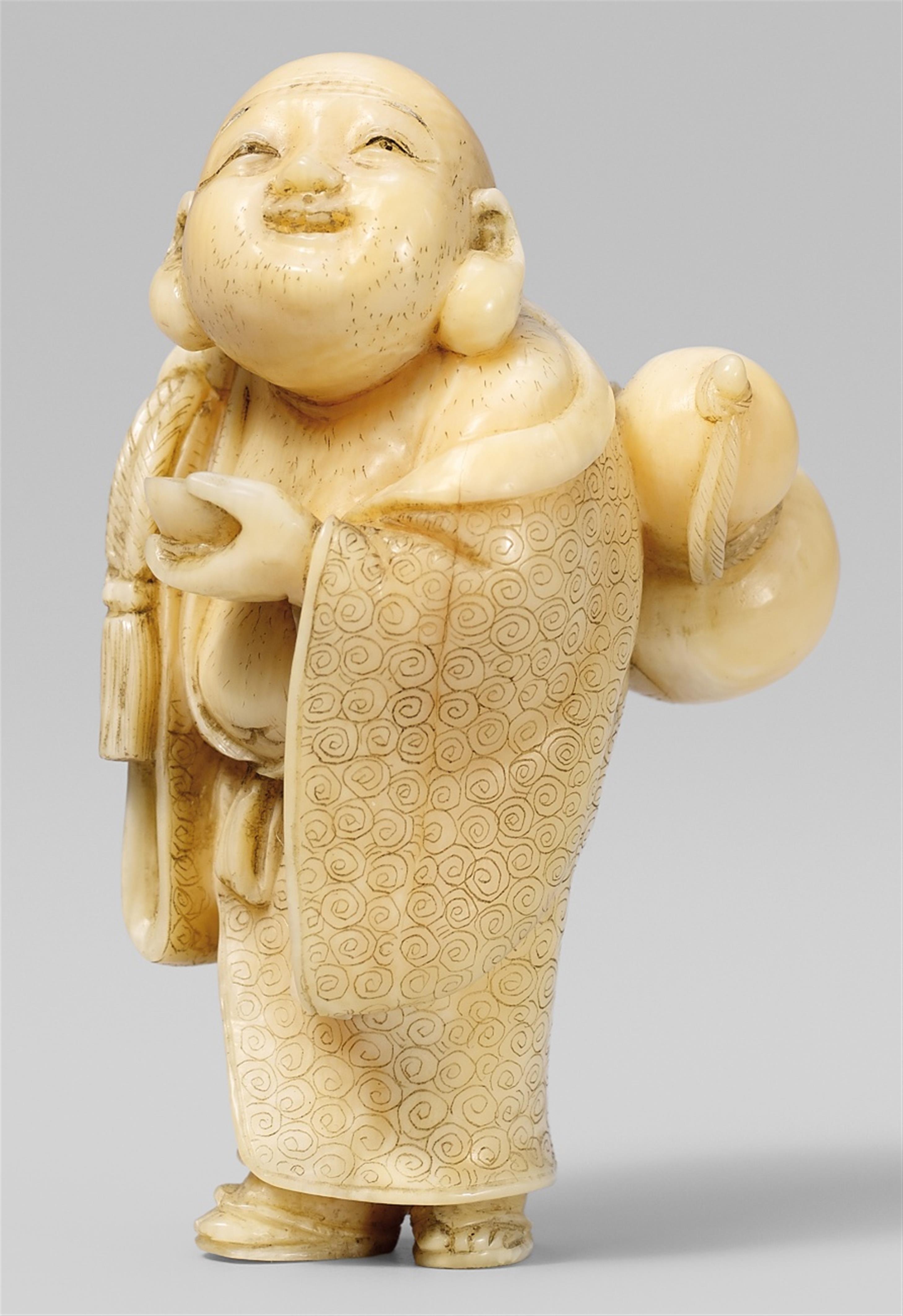 An unusual ivory netsuke of a standing Hotei, signed Sômei. Around 1900 - image-1