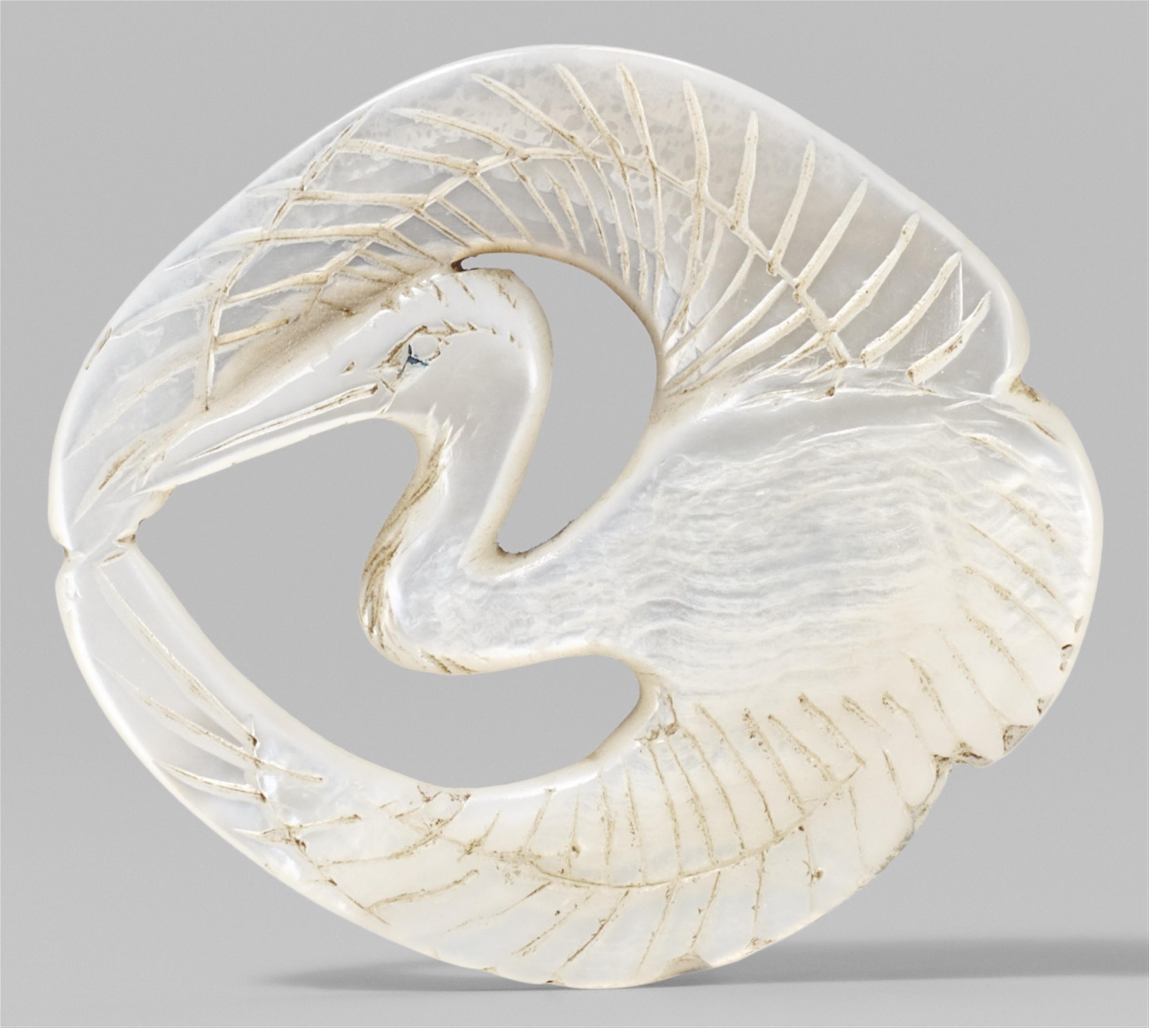 A mother-of-pearl netsuke of a crane. 19th century - image-1